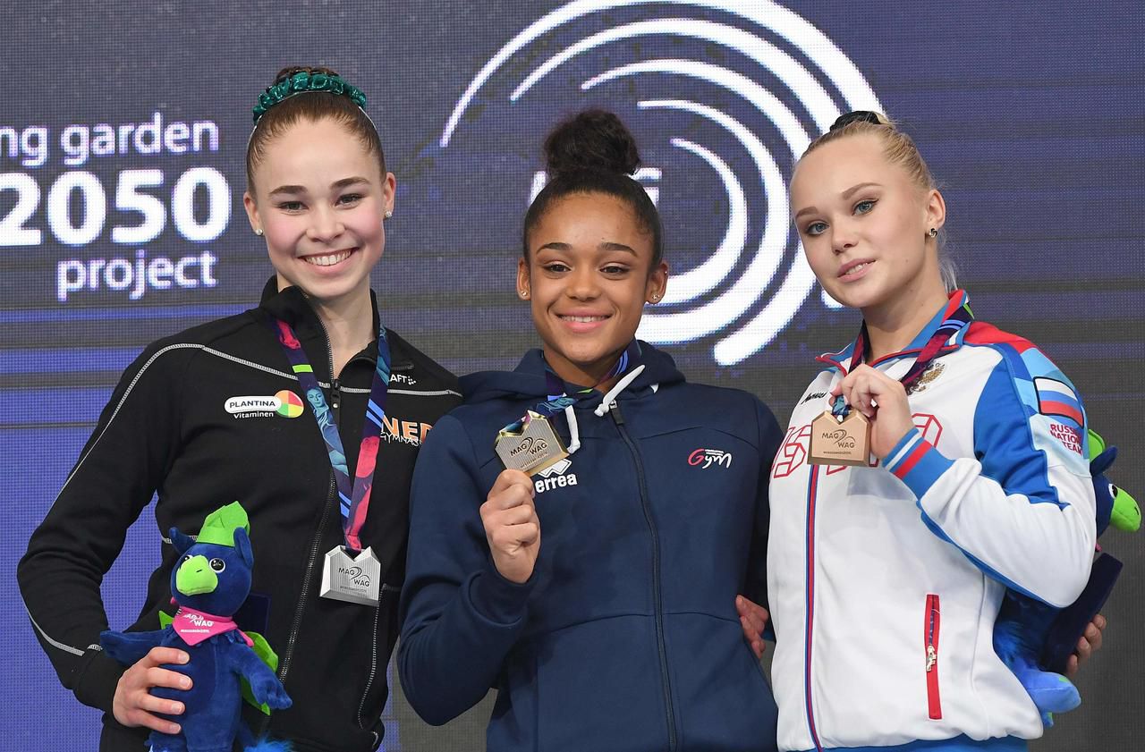 <b></b> Szczecin (Pologne), dimanche. Mélanie De Jesus Dos Santos (au centre) a décroché sa deuxième médaille d’or de la compétition lors de l’épreuve au sol. 