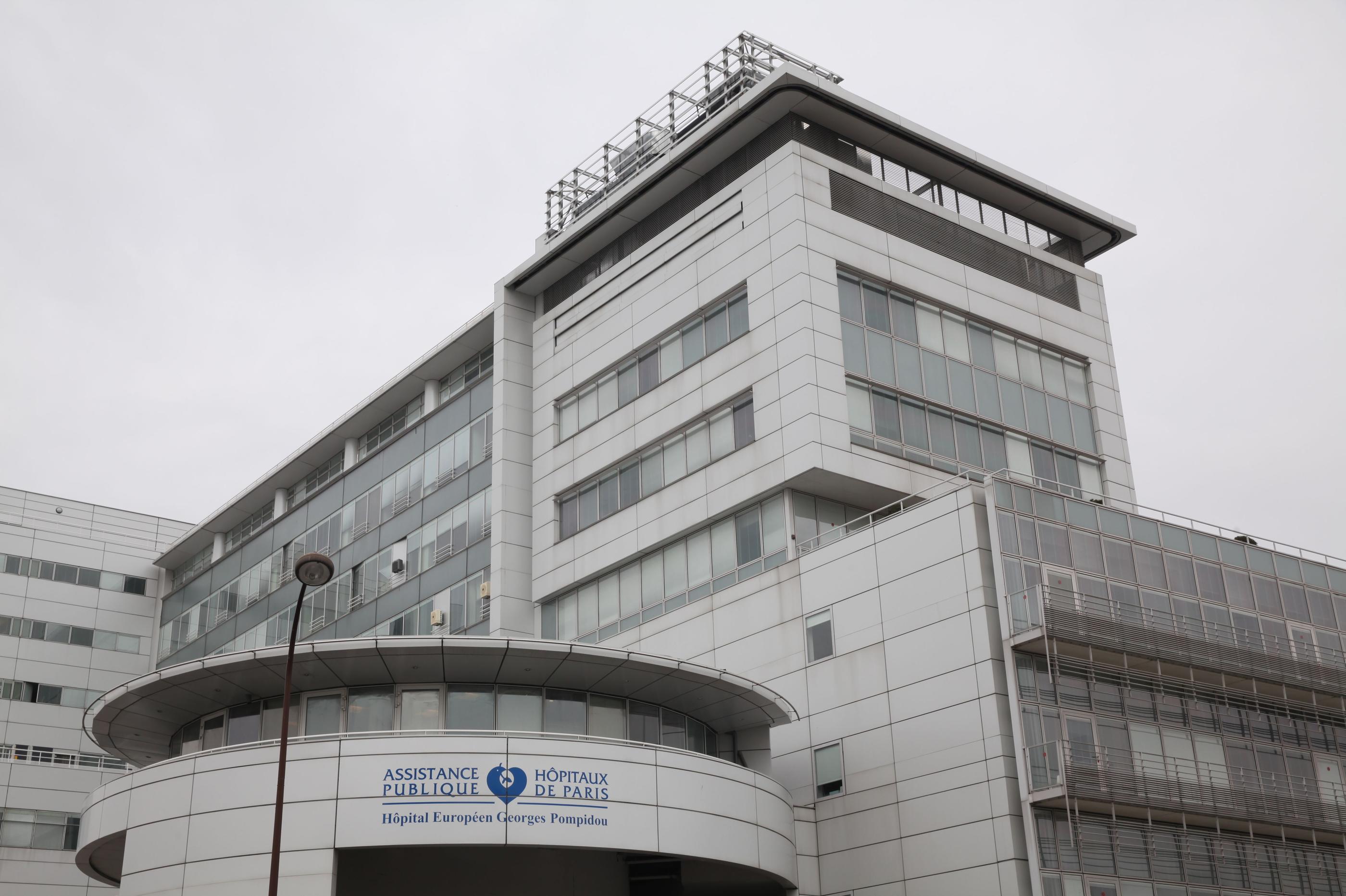 Paris (XVe), hôpital Georges-Pompidou. La victime, qui a essuyé plusieurs coups de couteau, a été transportée à l'hôpital alors que son pronostic vital était engagé.