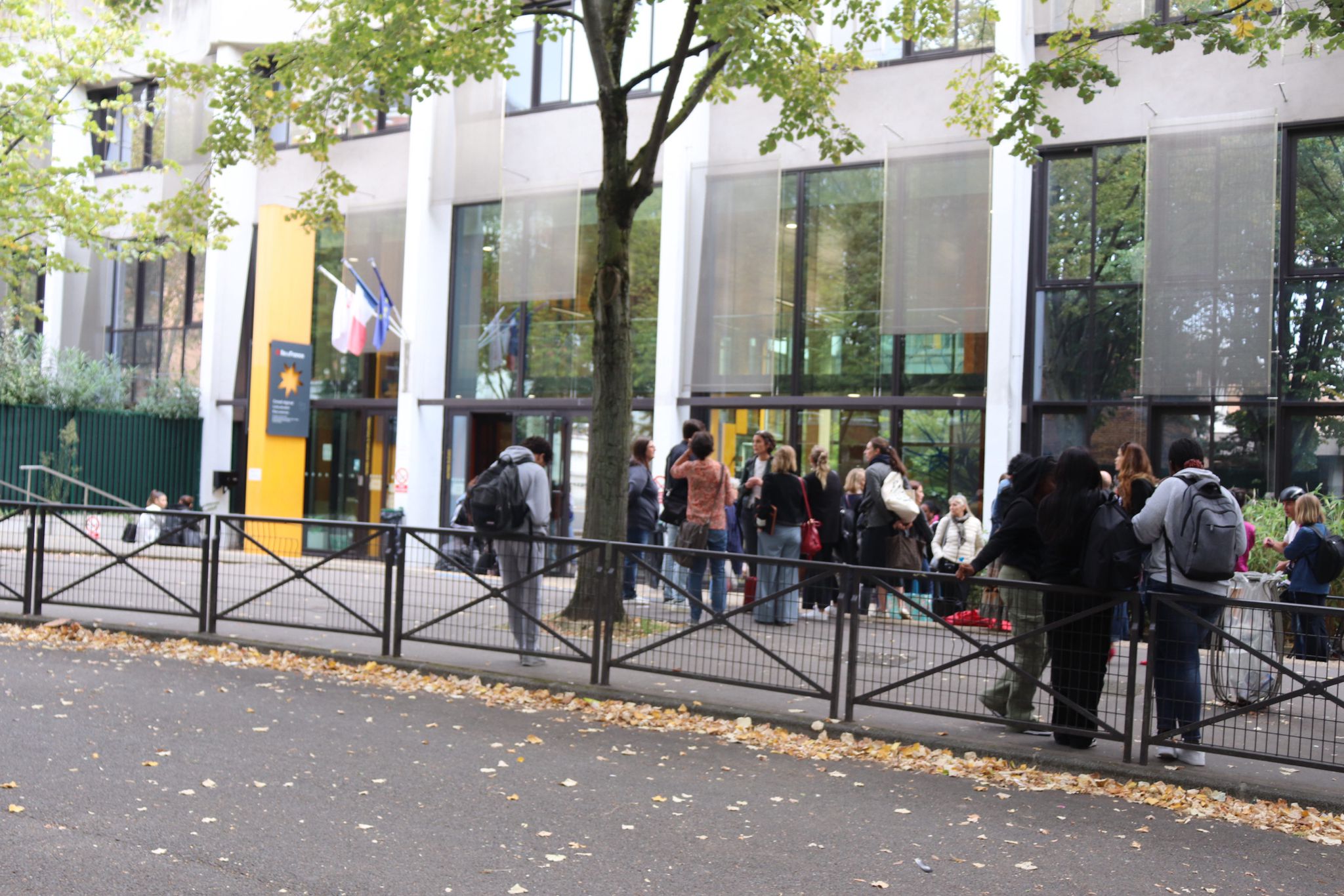 Lycée Elisa-Lemonnier à Paris (XIIe), ce jeudi. Aucun cours ne devrait avoir lieu dans la journée en raison de la présence de punaises de lit dans l'établissement, confirmée dans la matinée par une société de détection canine. LP/Marion Floch