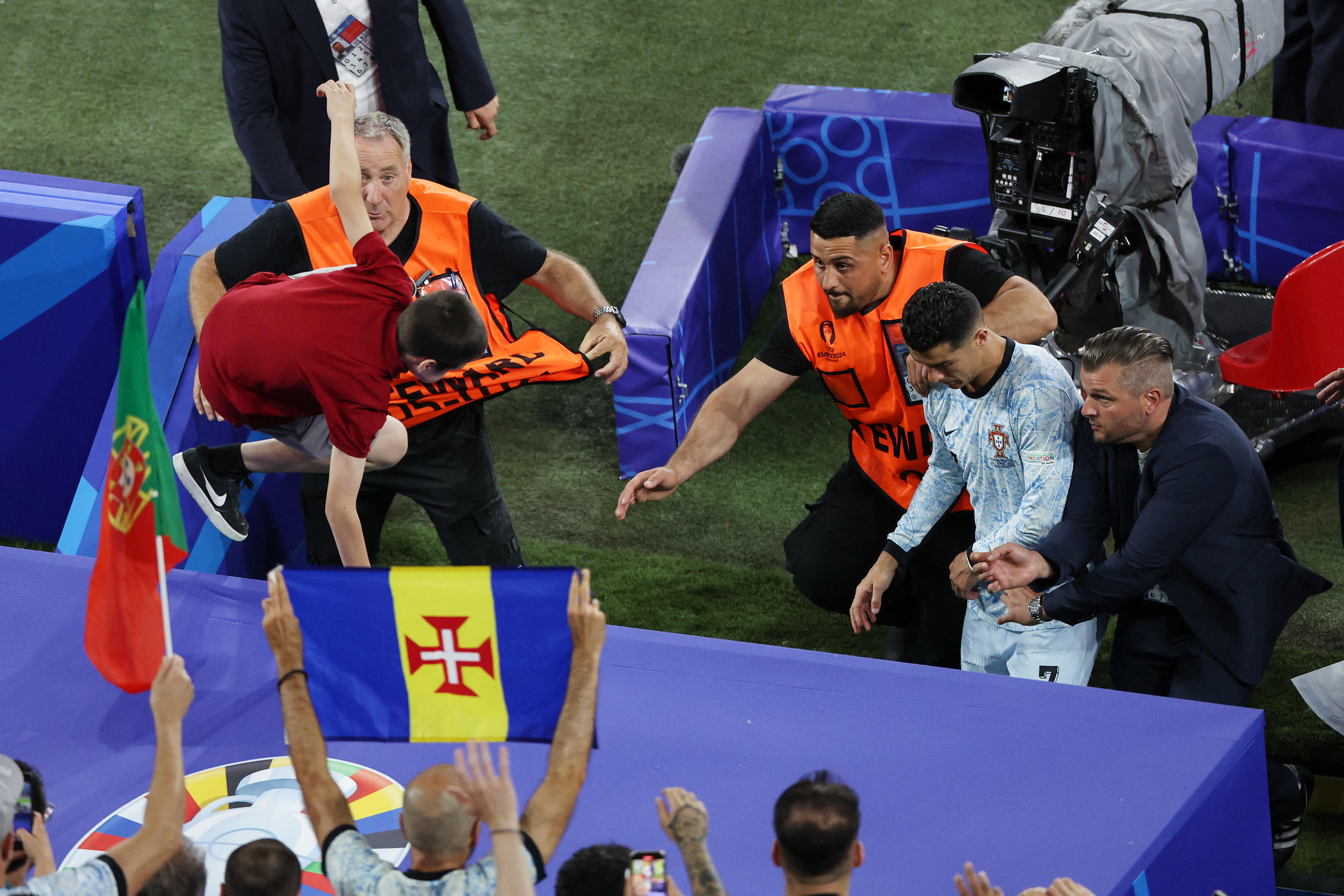 Un jeune garçon s'est jeté depuis les tribunes en direction de Cristiano Ronaldo. Icon Sport