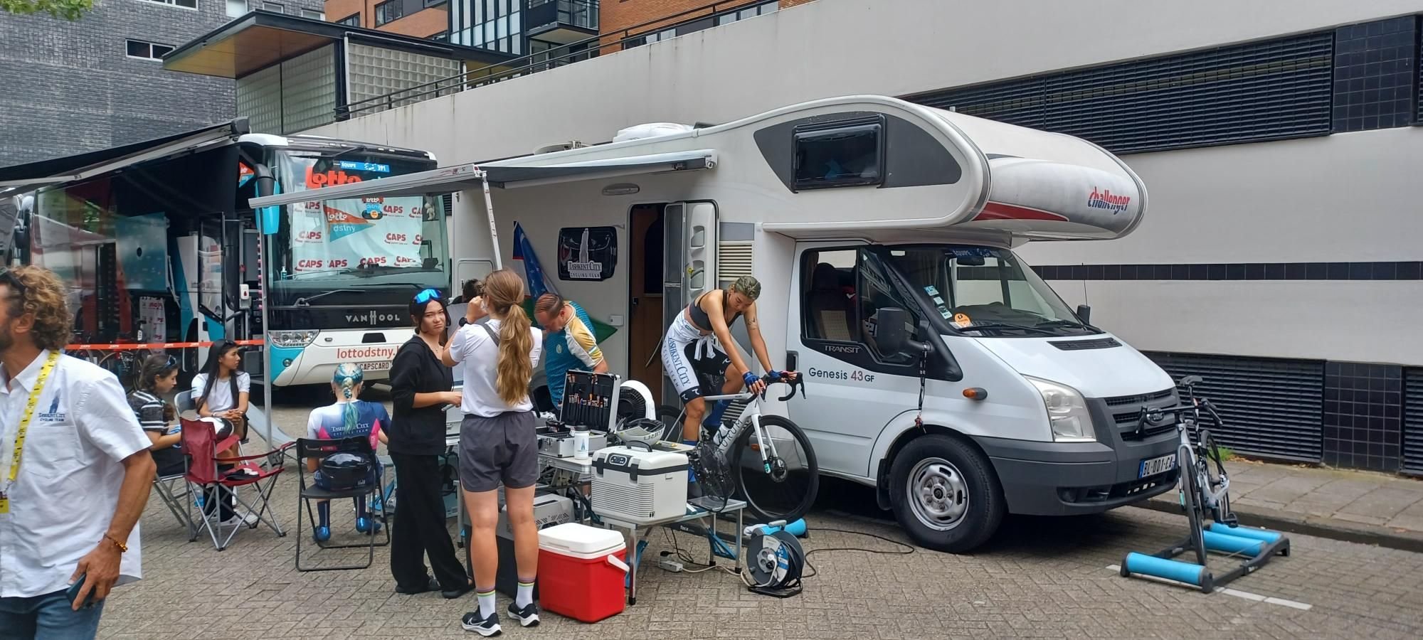 Le petit  camping-car de la formation Tashkent City Professional sur le Tour de France femmes devant lequel les trois coureuses restantes s'échauffent. LP/Christophe Bérard