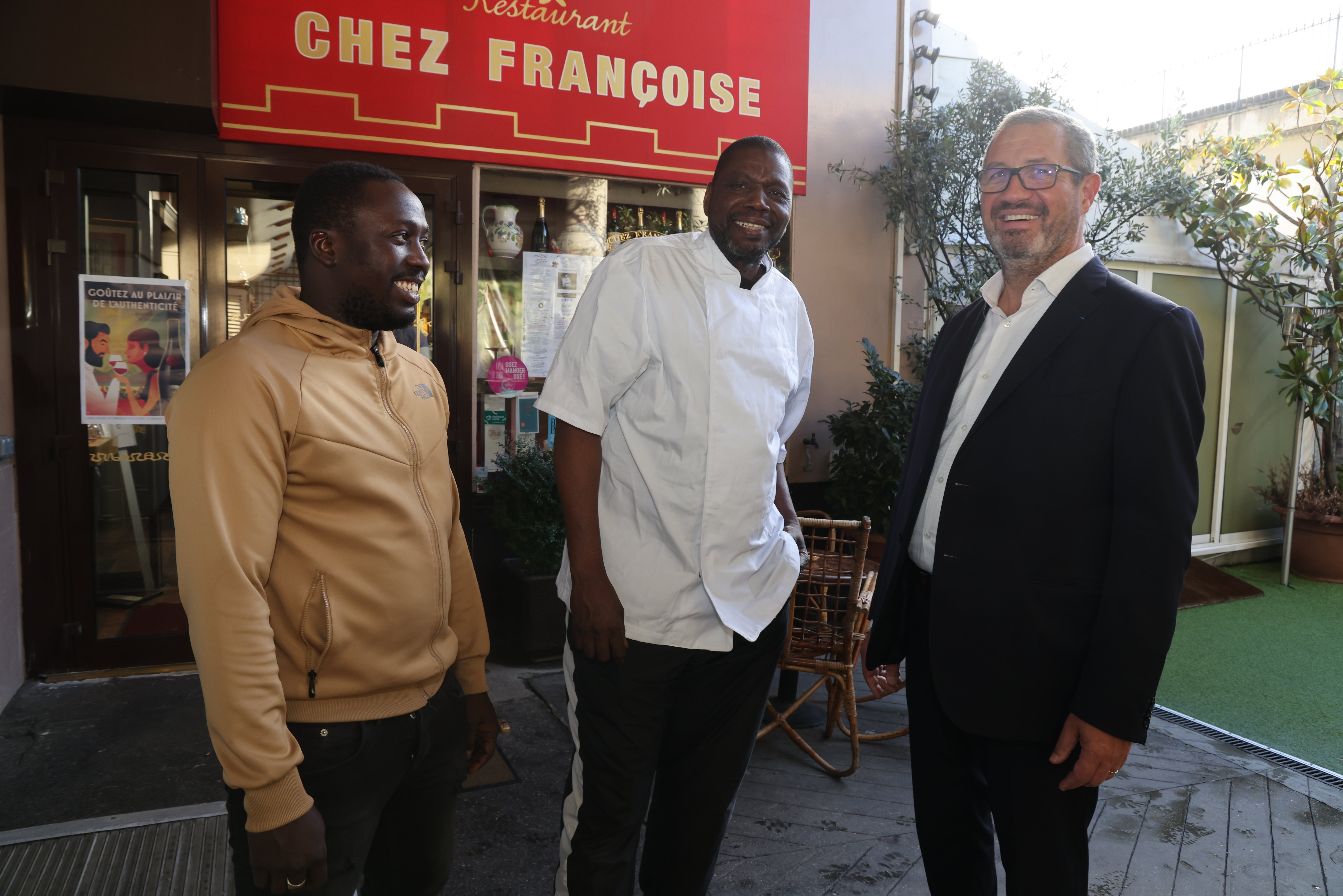 Paris (VIIe), ce 17 novembre. Pascal Mousset a accompagné Camara Silly et Aliou Cissé (à g.) dans leurs démarches pour qu'ils soient régularisés. LP/Phillippe Lavieille