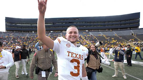 Quinn Ewers throws for 3 touchdowns as No. 3 Texas pounds No. 10 Michigan 31-12