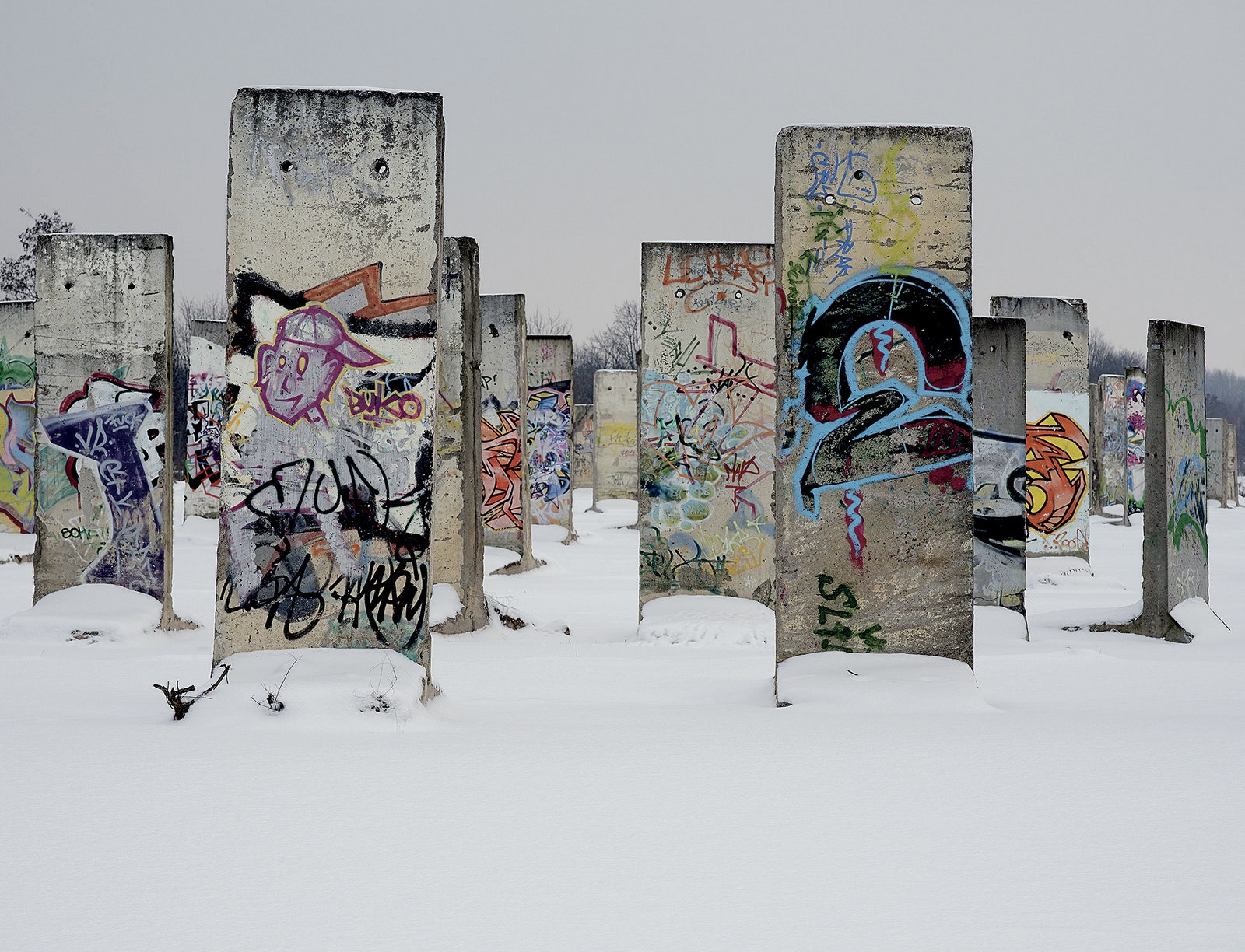 Blocchi di cemento del Muro di Berlino in “Schnee von Gestern” Ludwig Rauch