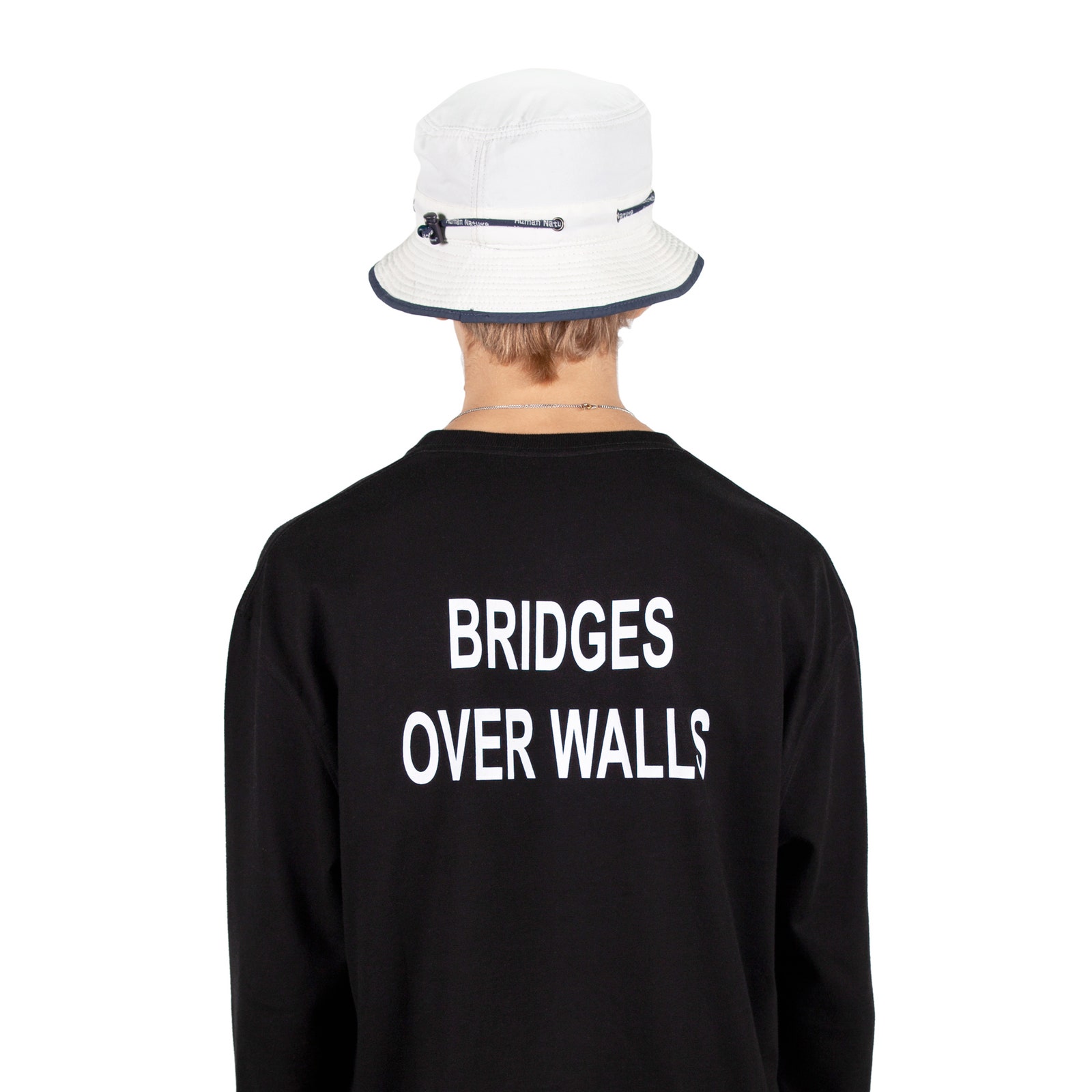 Bridges Over Walls, la T-shirt di Souvenir Official per dire no a tutti i muri