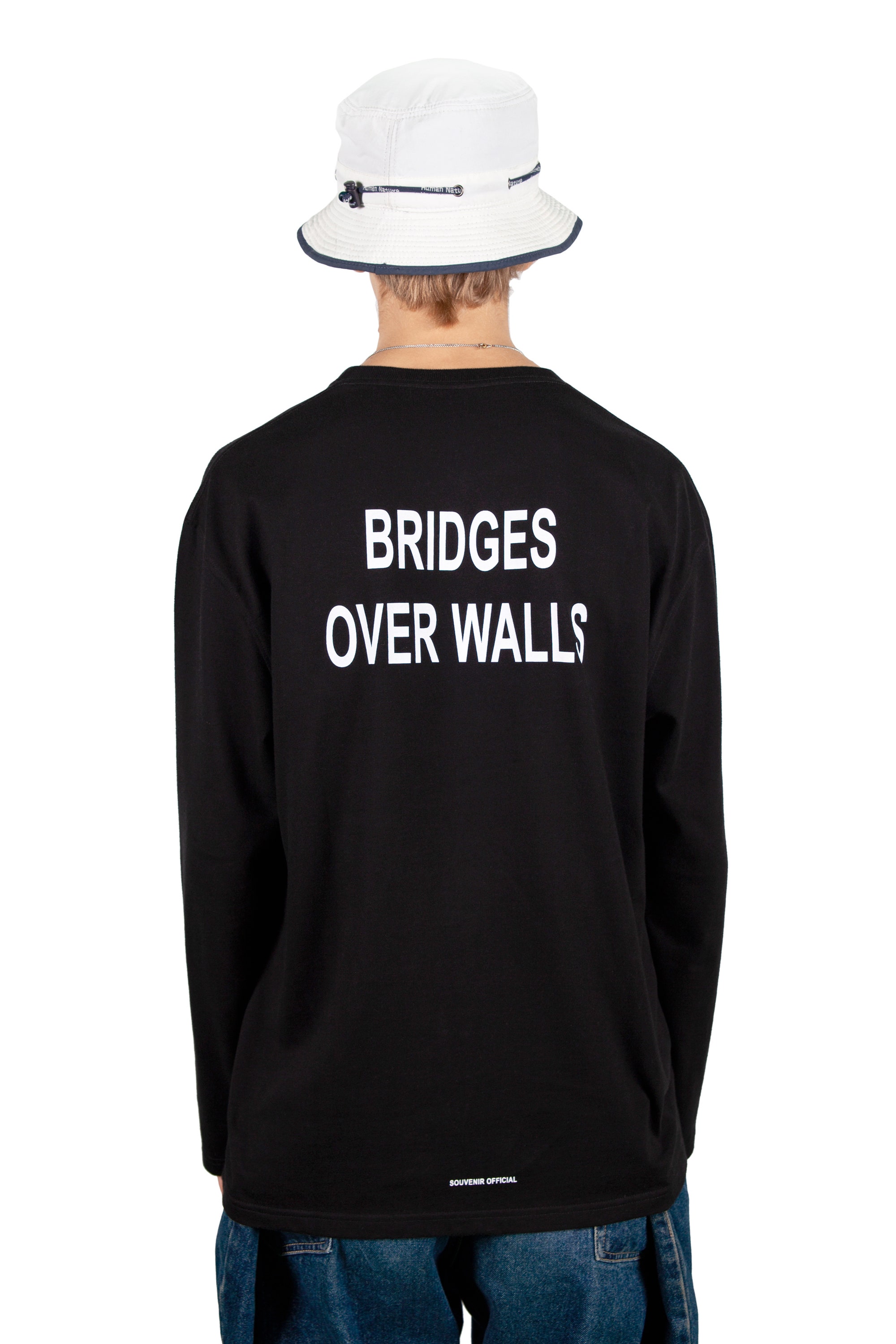 Bridges Over Walls la Tshirt di Souvenir Official per dire no a tutti i muri