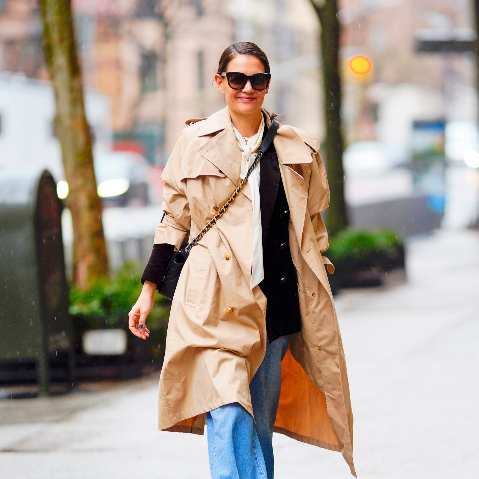 Katie Holmes: look con trench e jeans boyfriend