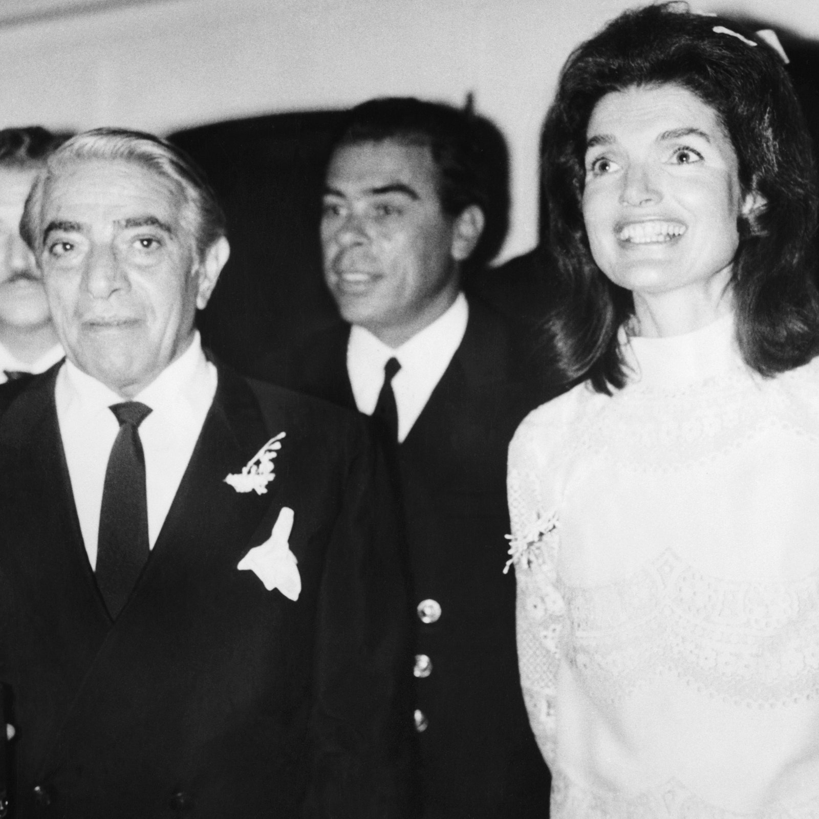 Jackie Kennedy, la storia del leggendario abito da sposa Valentino delle seconde nozze con Onassis che oggi va all'asta