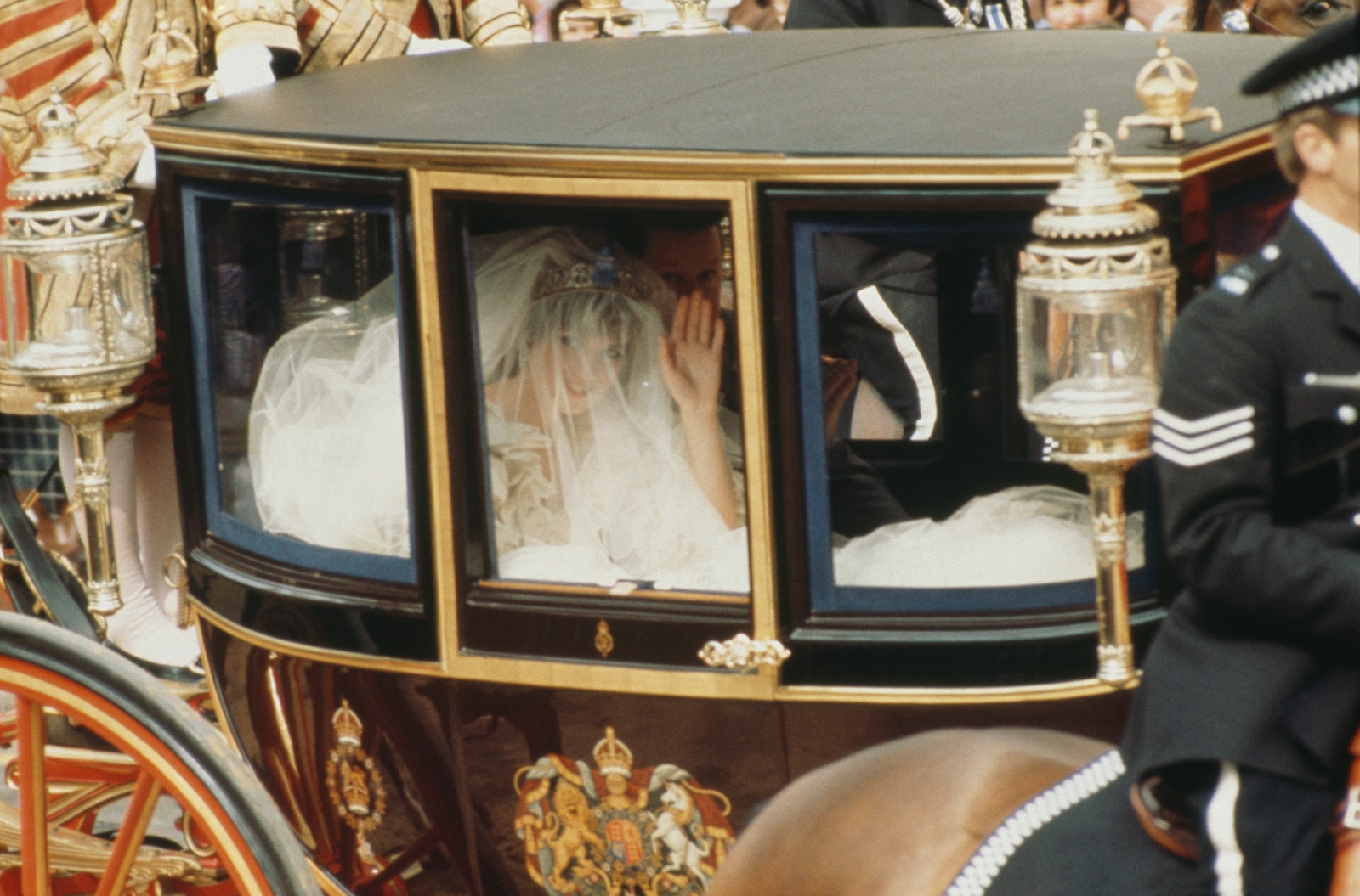 lady d carrozza nozze matrimonio abito da sposa stropicciato