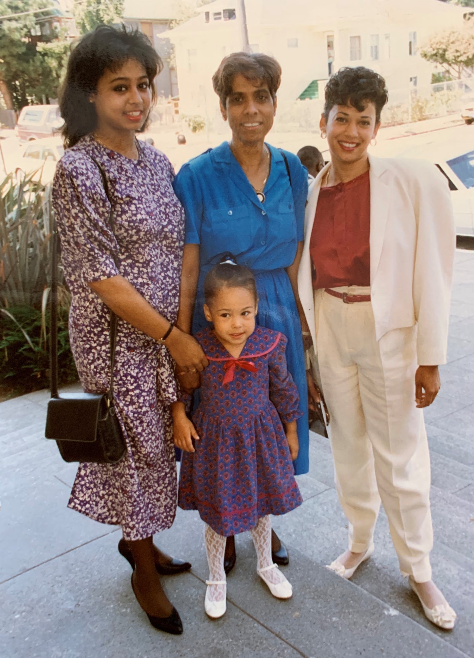 Meena Harris da bambina con la mamma Maya Harris  la nonna Shyamala Gopalan Harris  e la zia Kamala Harris