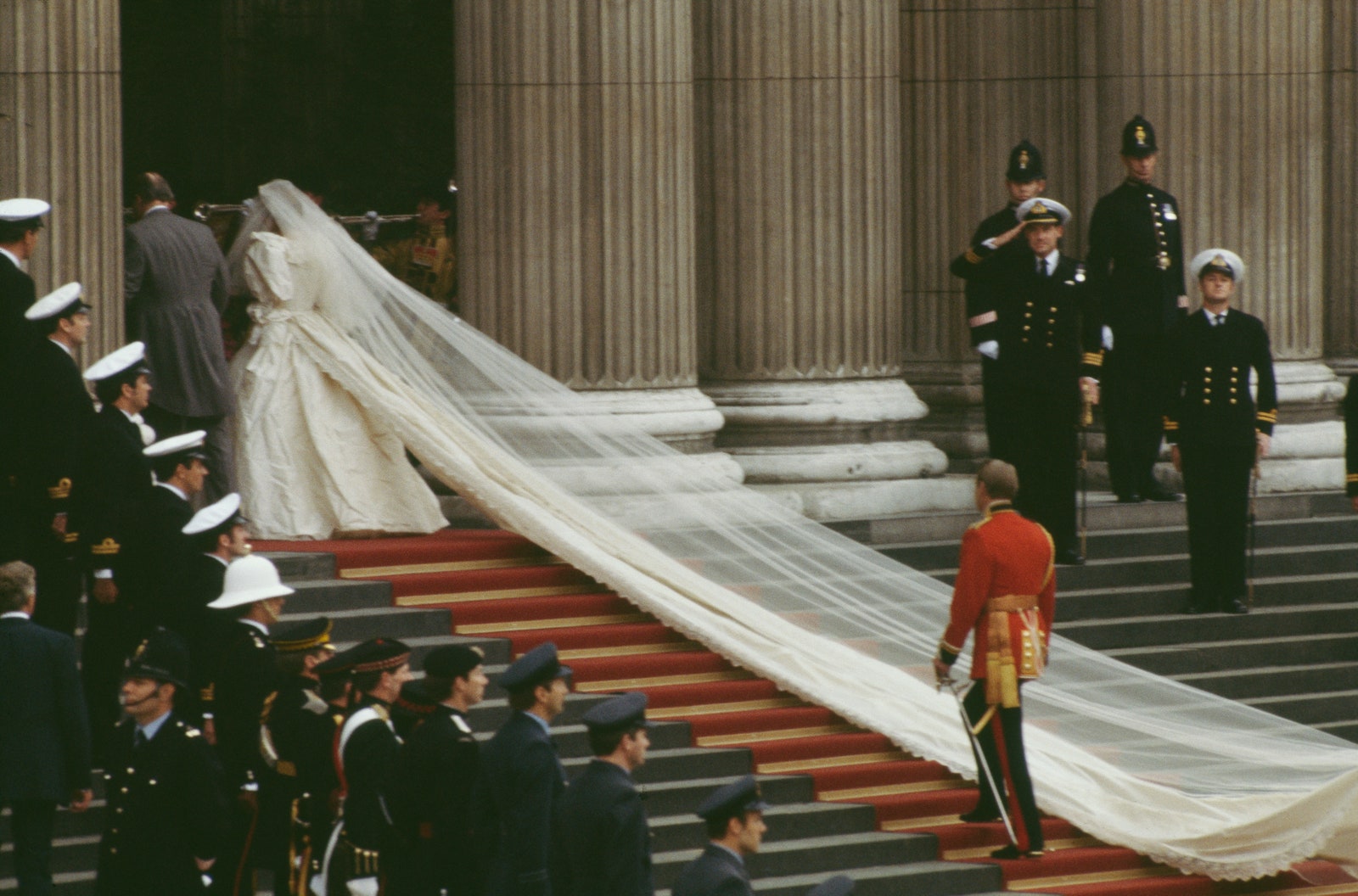 Il velo di Diana scendeva a cascata lungo il suo leggendario strascico di circa 8 metri che era ben saldo sull'abito...