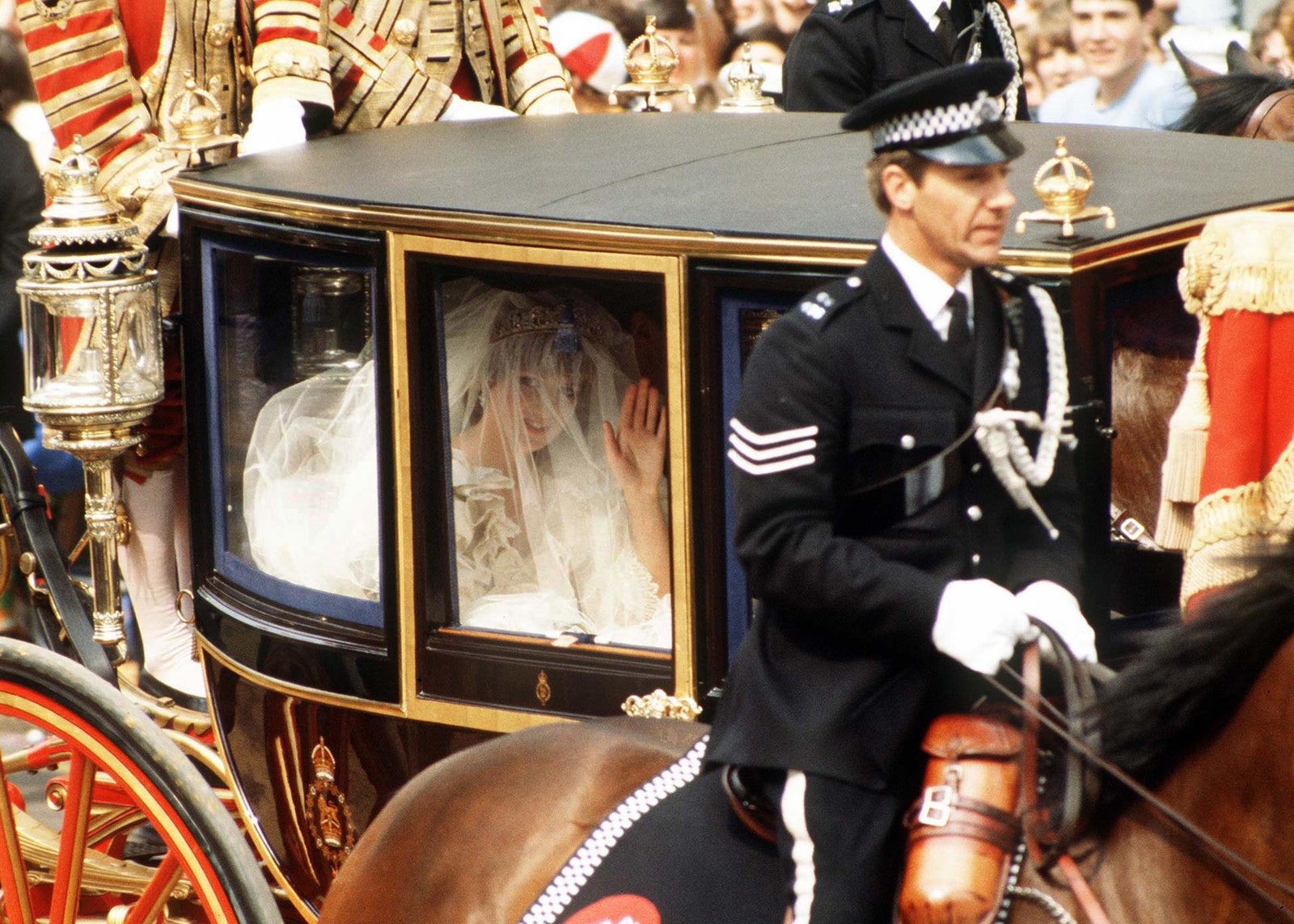 Lady D avvolta in uno sbuffo di tulle simile a una nuvola arriva presso la cattedrale di St Paul pronta a sposare il...