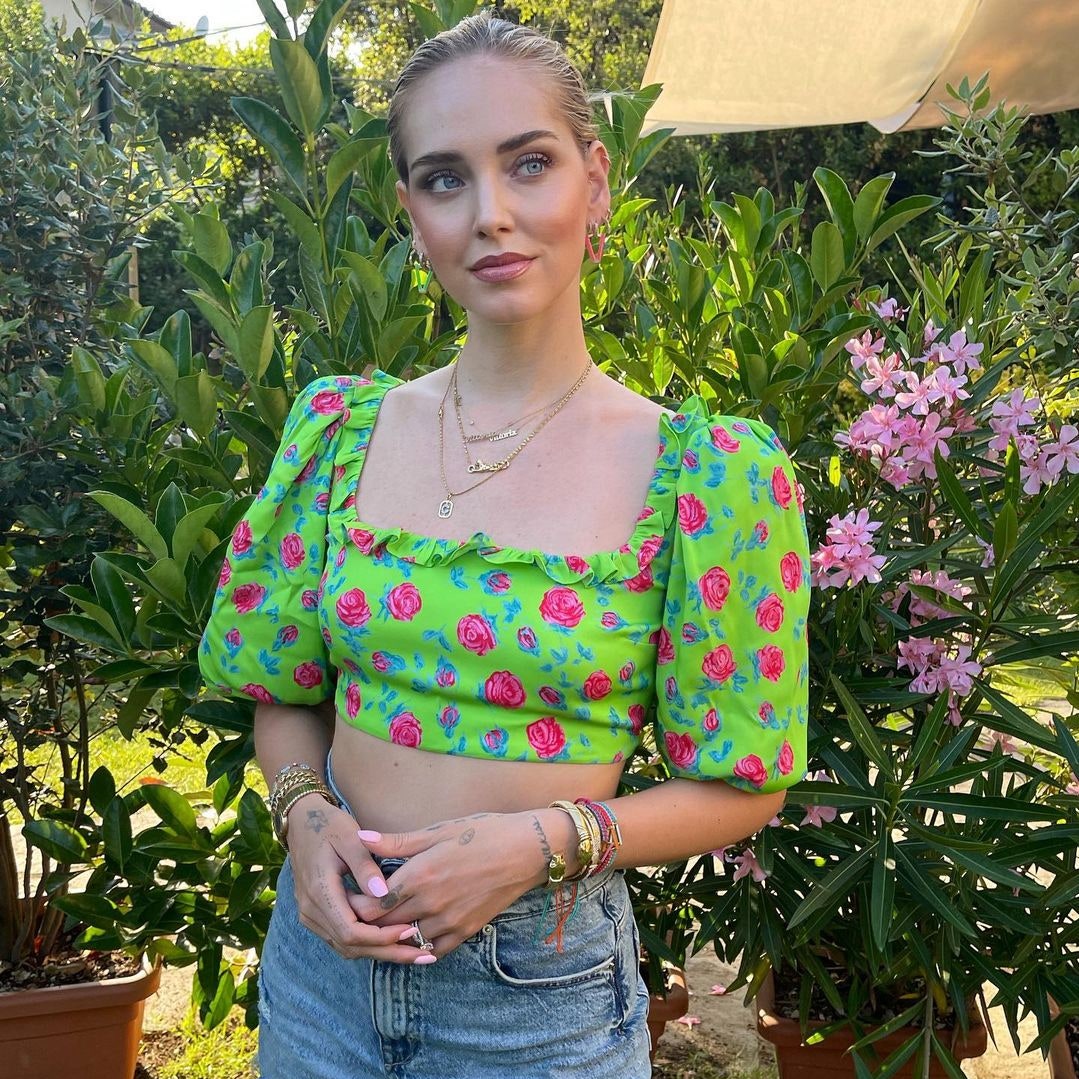 Top con le maniche a sbuffo, come indossarlo secondo lo stile di Chiara Ferragni