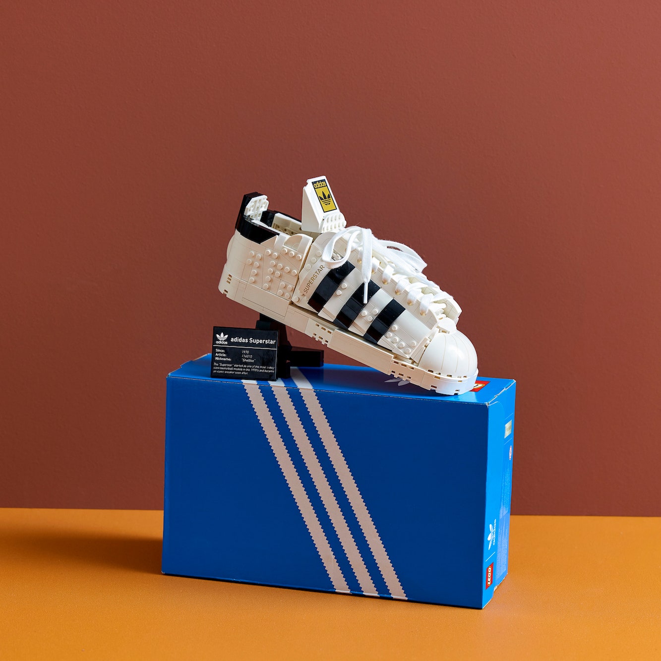 Adidas e Lego lanciano una nuova sneakers e il modello di Superstar costruibile con i mattoncini