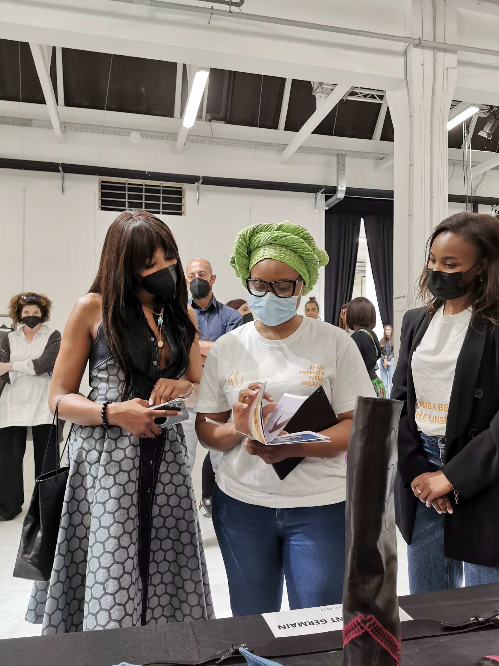 Naomi osserva le collezioni presentate alla Afro Fashion Week