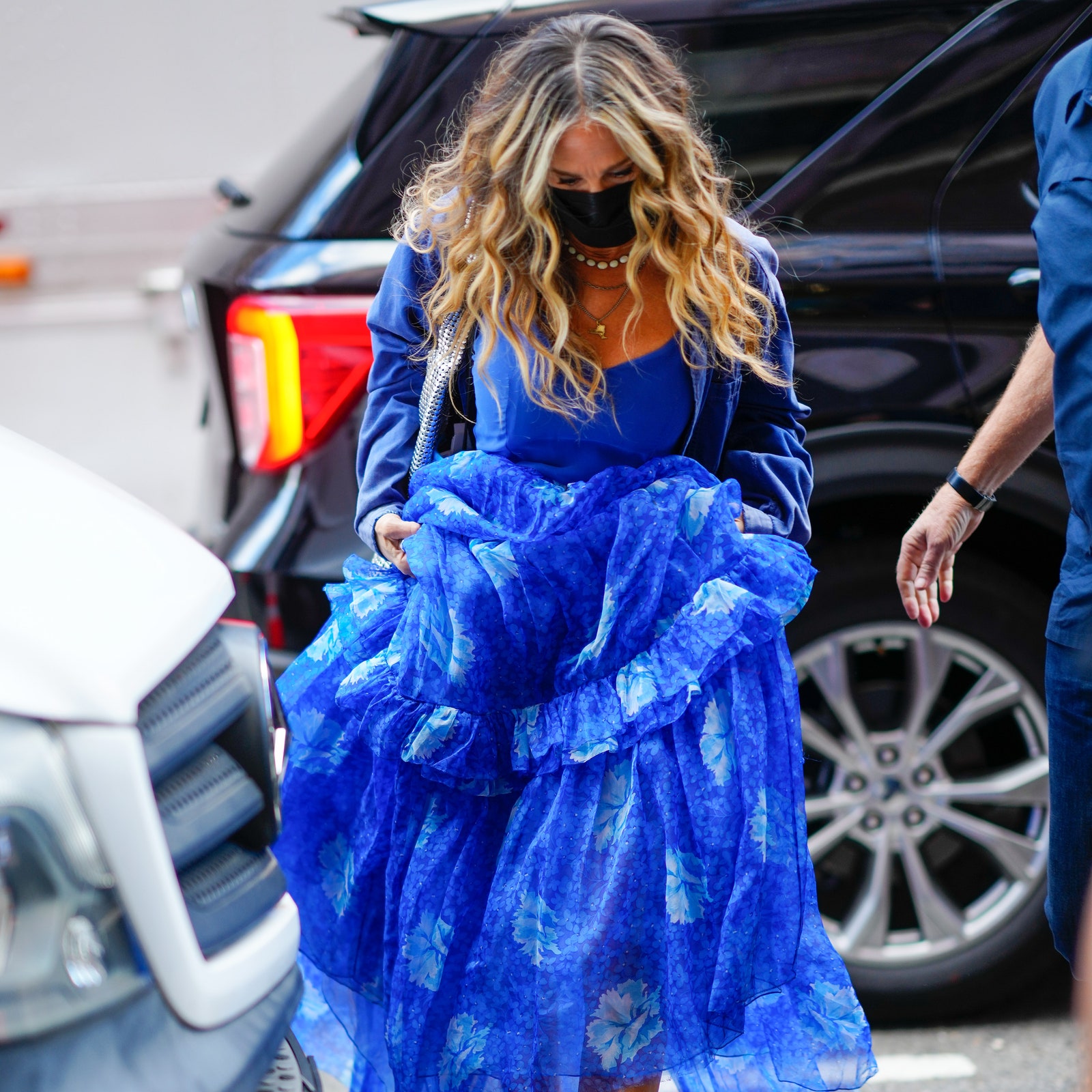 Carrie Bradshaw ci mostra come abbinare abito lungo e platform secondo i trend dell'autunno