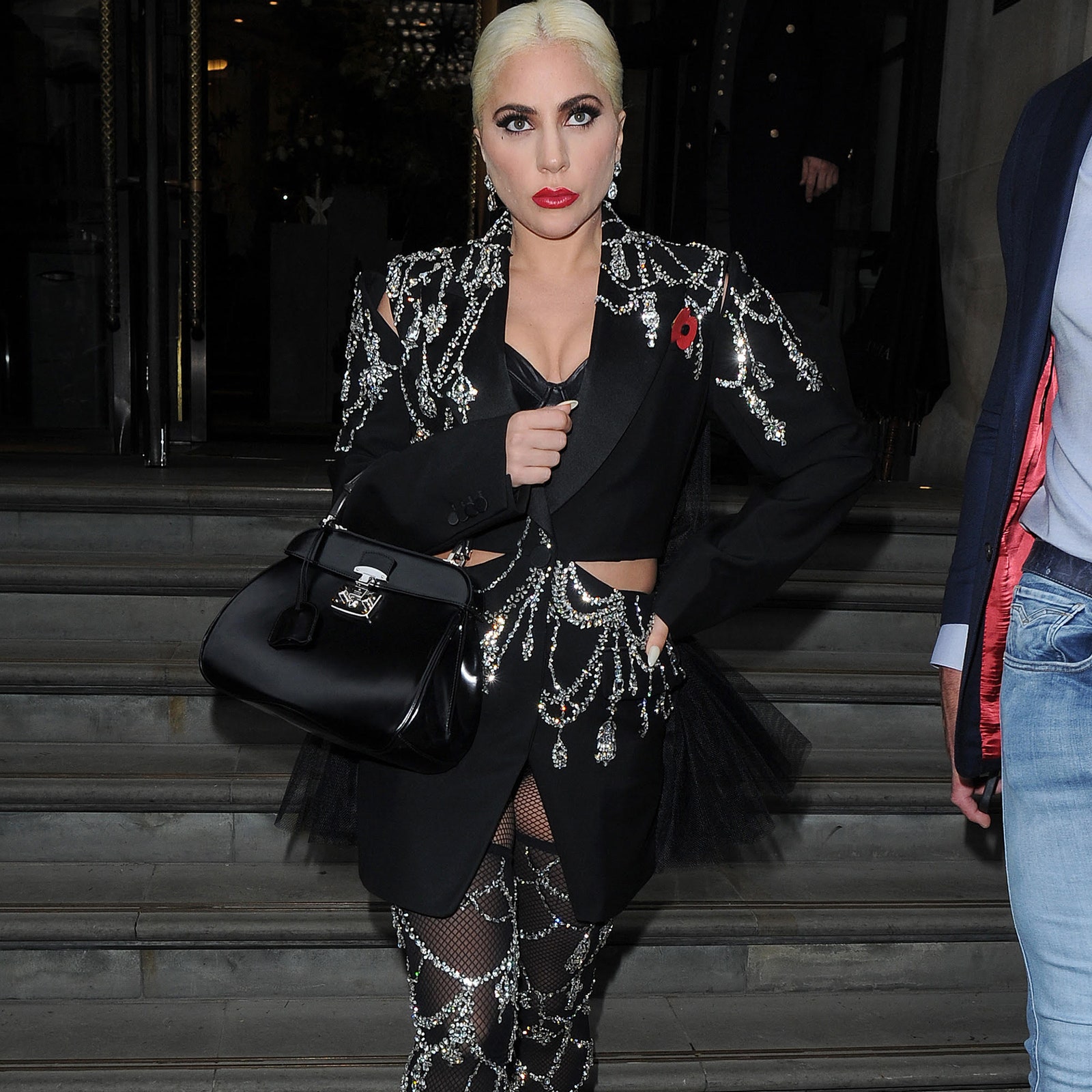 Lady Gaga brilla con le calze scintillanti di Alexander McQueen