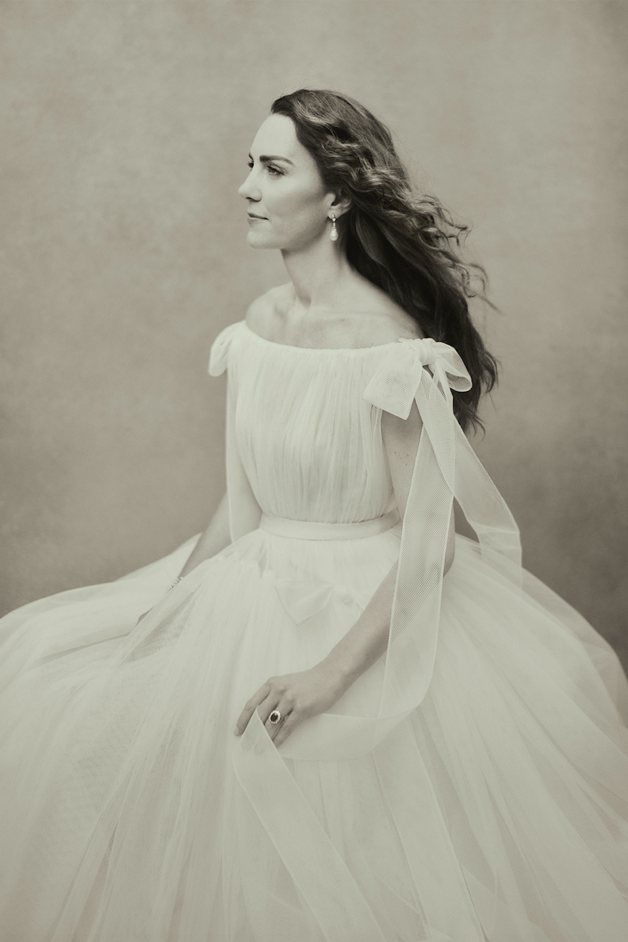 Kate Middleton gli abiti Alexander McQueen nei poetici ritratti di Paolo Roversi