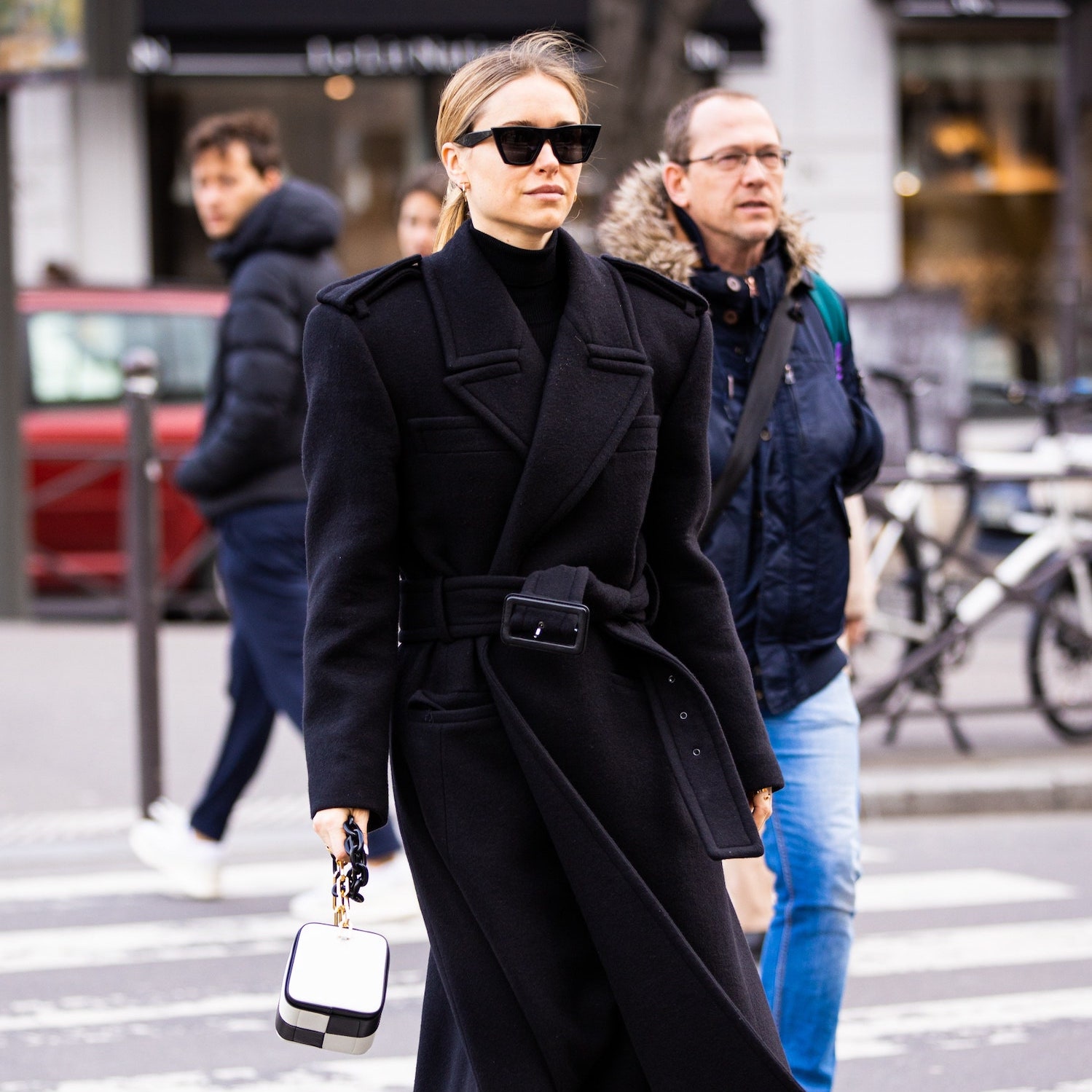 Ode al cappotto nero e al suo stile semplice che rende elegante ogni outfit