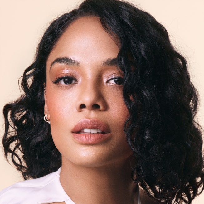 Tessa Thompson è il nuovo volto di Armani Beauty