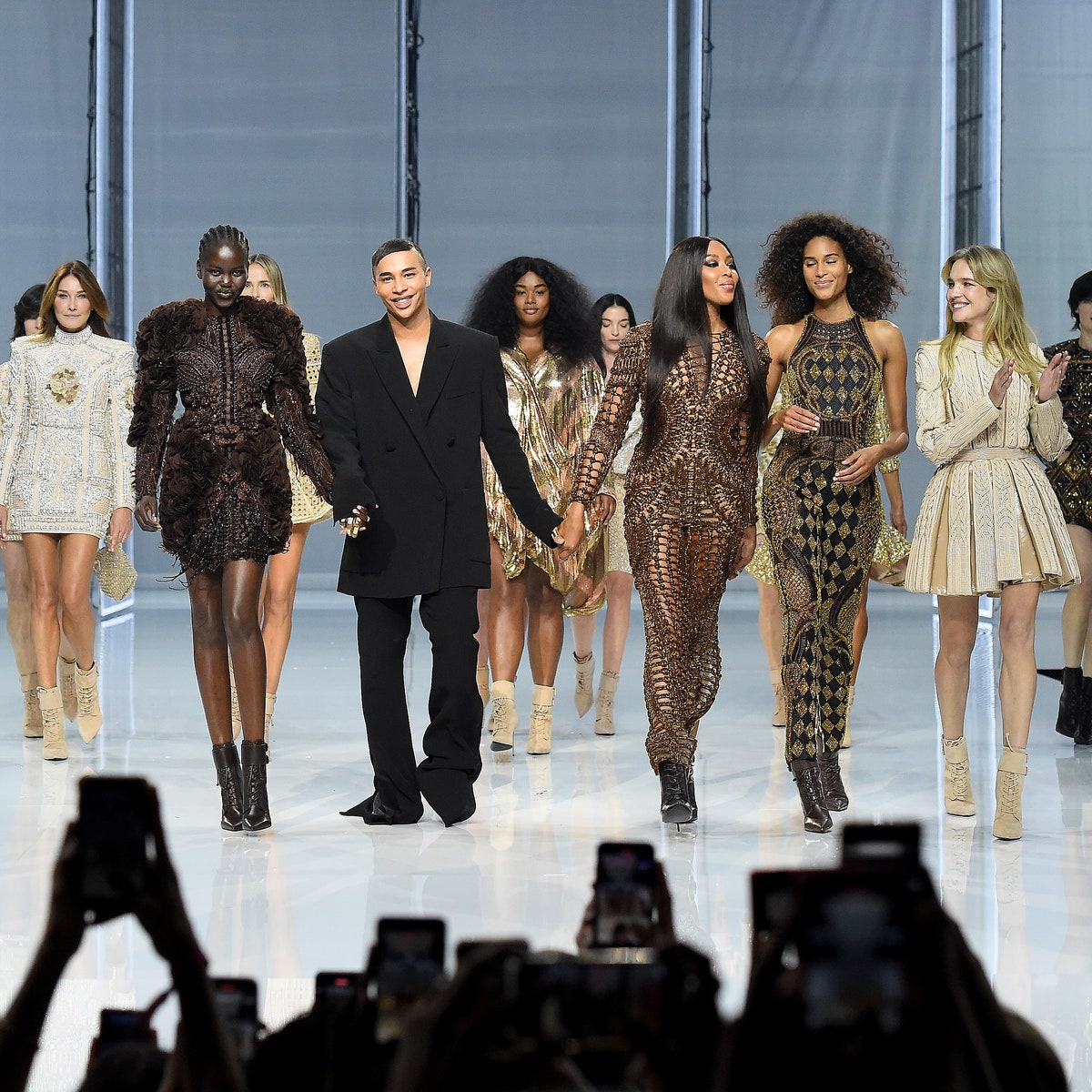 Naomi Campbell, Carla Bruni... L'incredibile cast della sfilata anniversario di Balmain