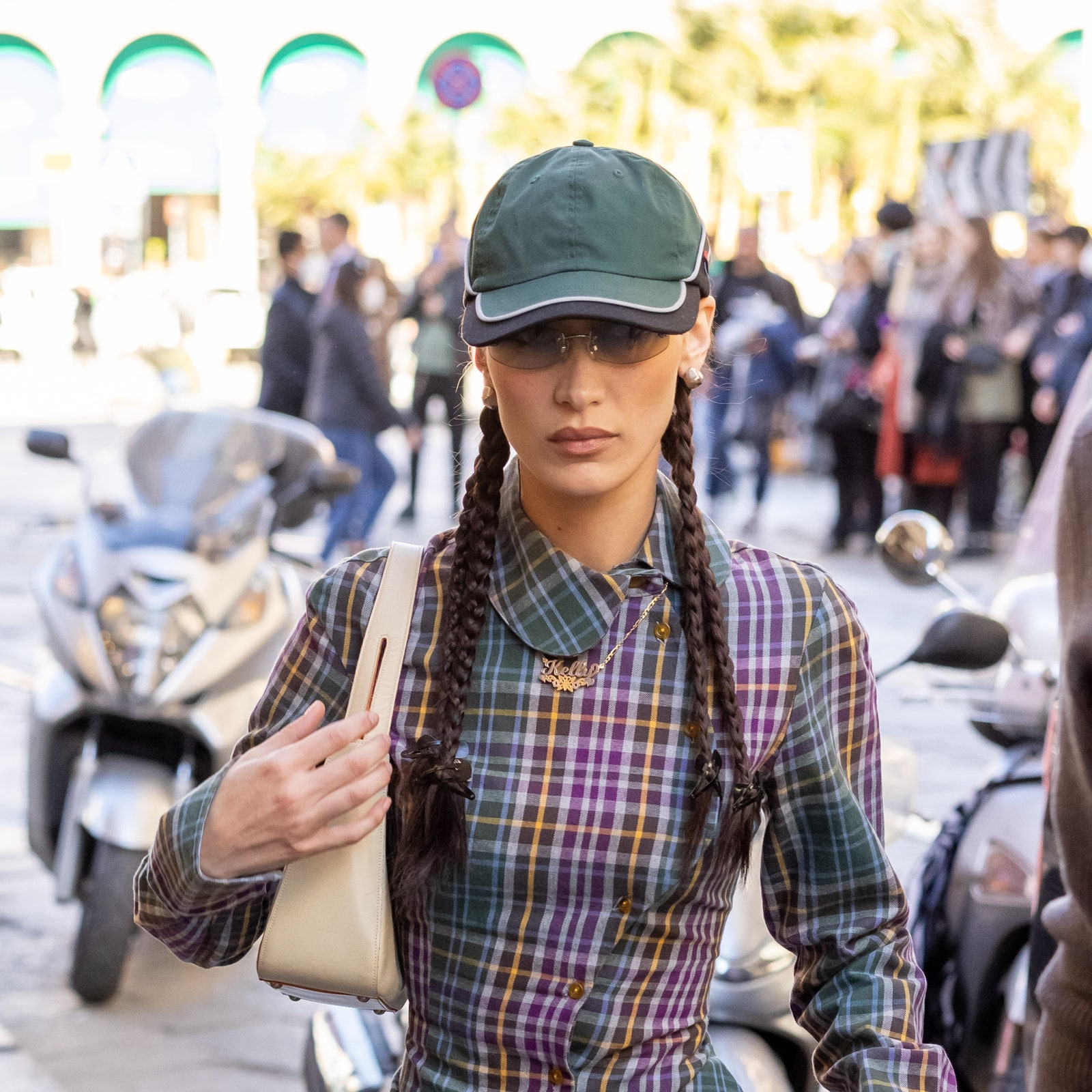 Bella Hadid rilancia lo stile equitazione amato da Jackie Kennedy e Audrey Hepburn