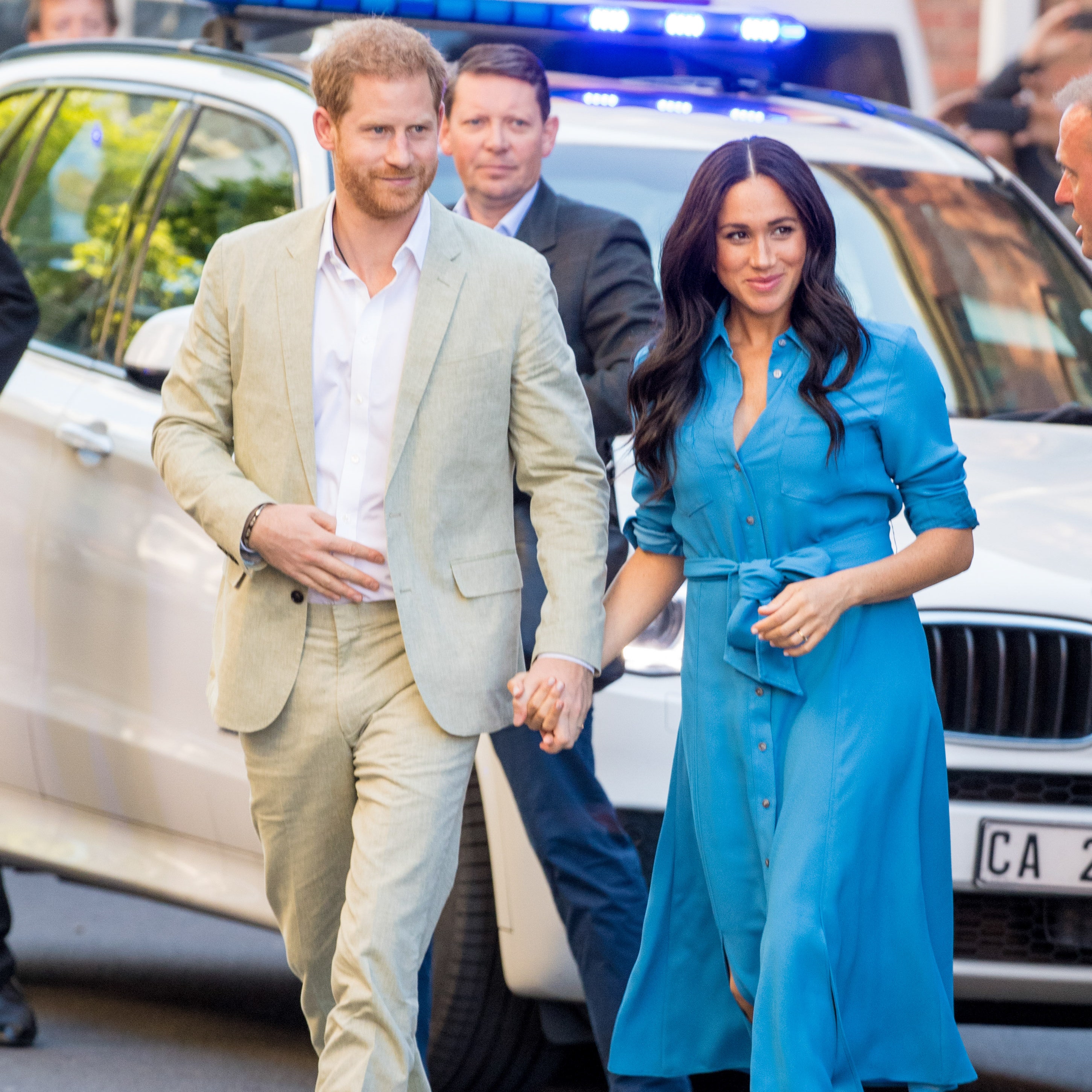 Meghan Markle conferma l'abito chemisier come must have dell'outfit casual estivo