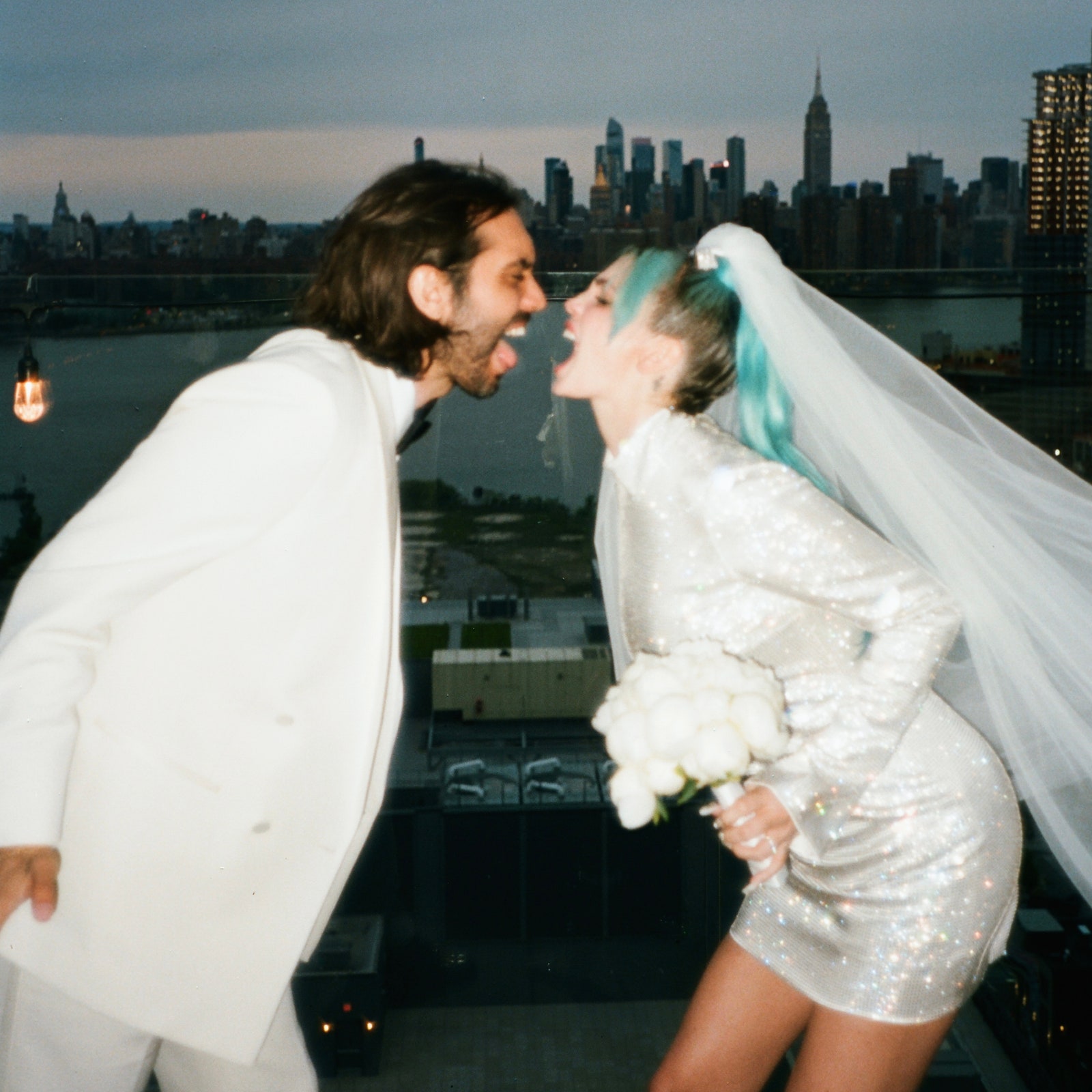 Rose Villain e Sixpm, il matrimonio sul rooftop di Brooklyn, tra rap e italian style