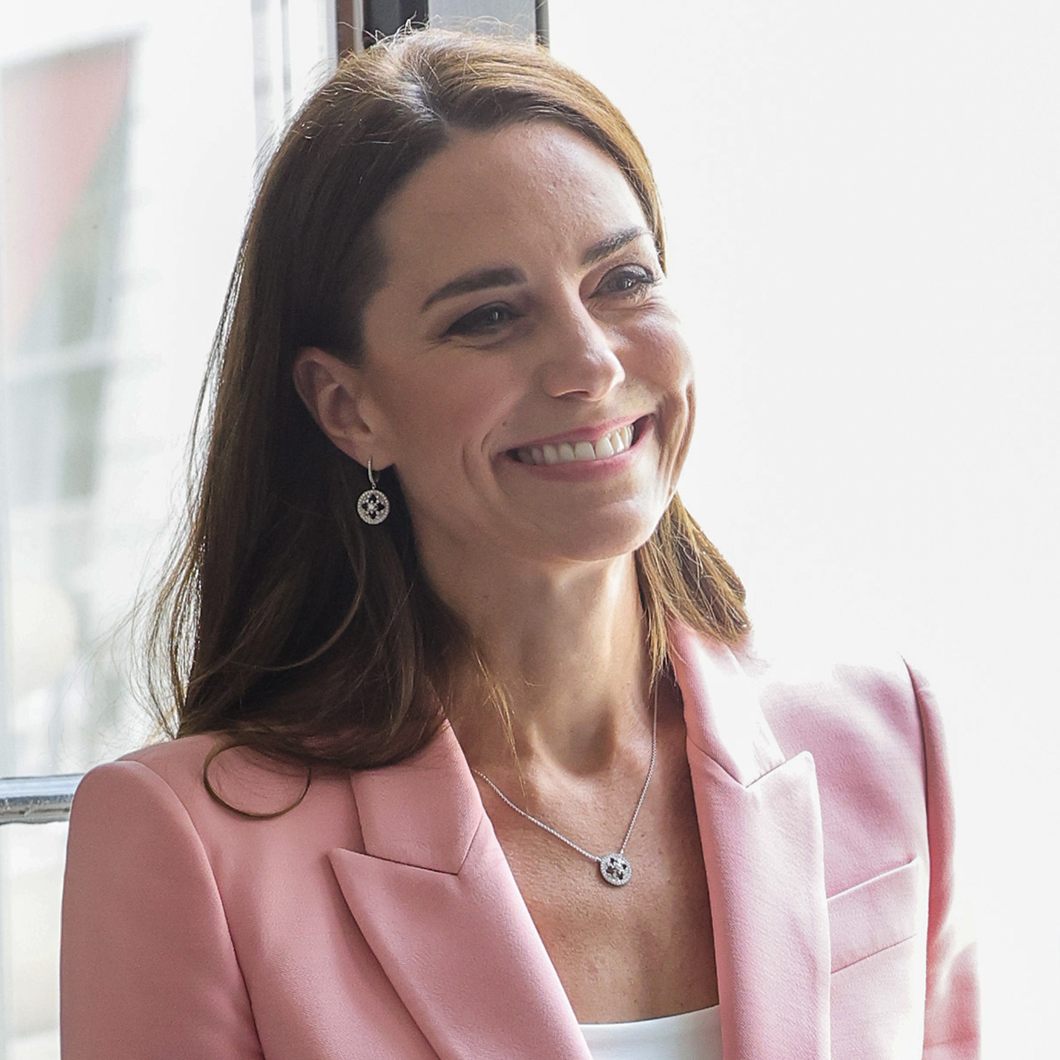 Kate Middleton e il tailleur rosa “da lavoro” (firmato Alexander McQueen)