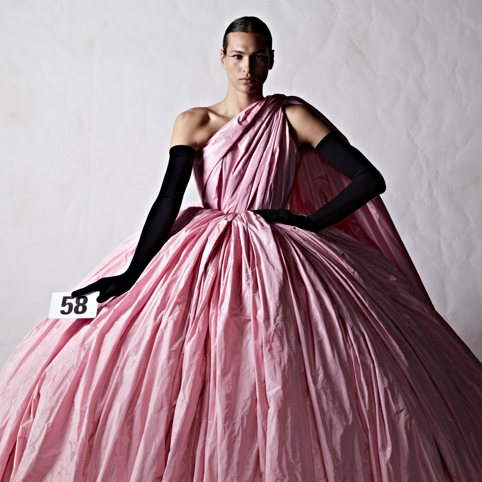 Chi è Inti Wang, il modello con l'abito haute couture rosa visto da Balenciaga?