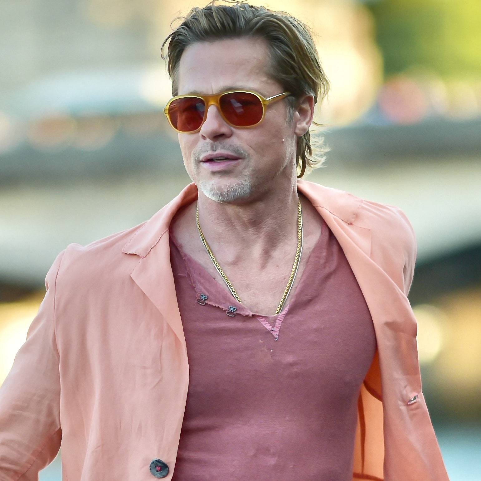 Cosa sta succedendo a Brad Pitt? Ecco perché il suo nuovo stile fluido ci piace e (con)vince