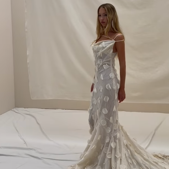 Lila Moss in abito da sposa Jacquemus che ricorda quello di mamma Kate