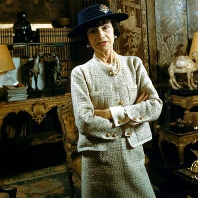 Tutto quello che non sapevi su Coco Chanel, che ha cambiato il guardaroba femminile con 10 intuizioni