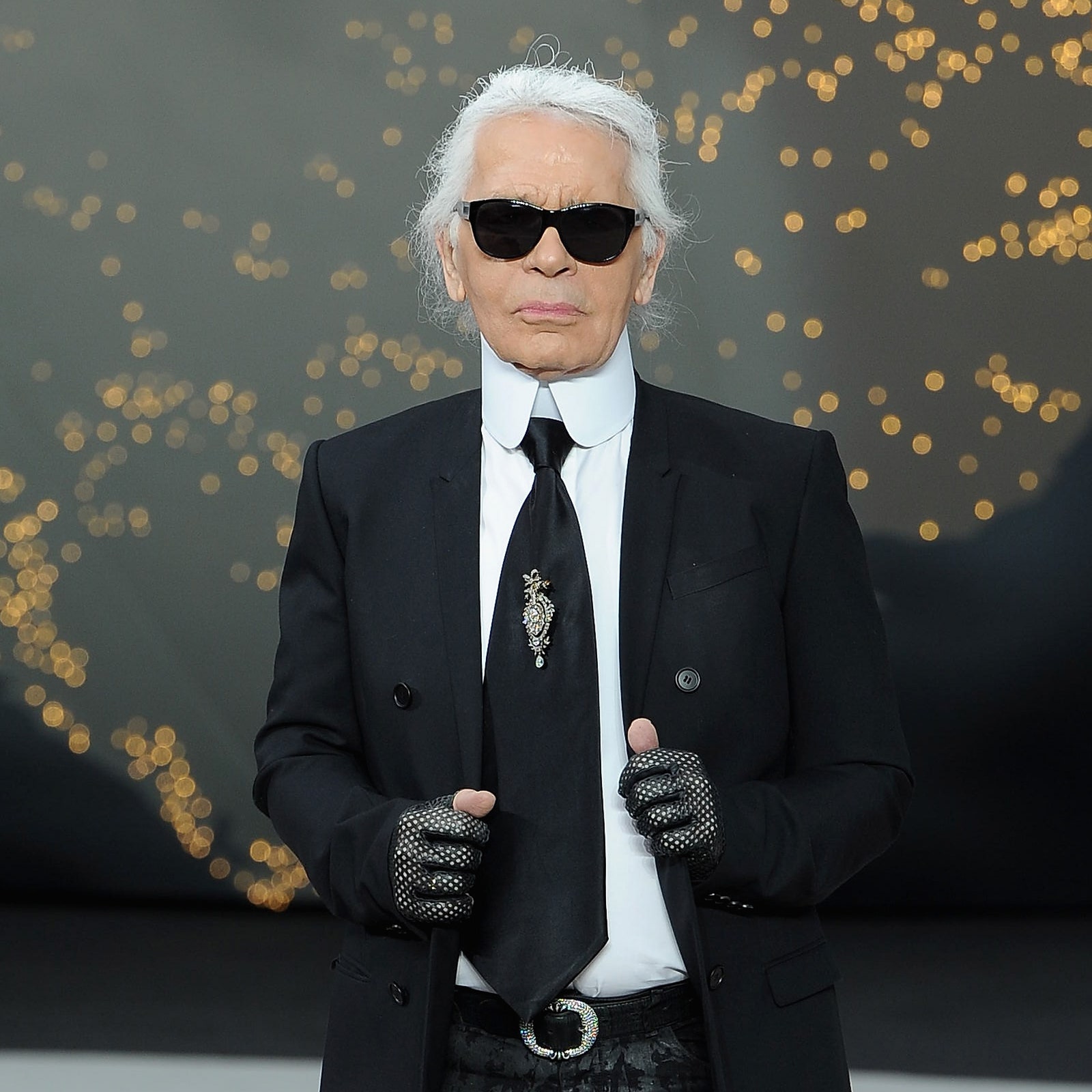 Karl Lagerfeld, lo stilista icona della moda che ha rimodernato (non solo) Chanel