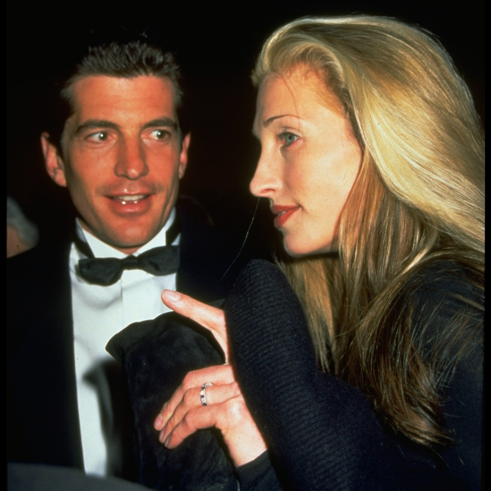 Carolyn Bessette-Kennedy, le misteriose origini del suo anello di fidanzamento (ispirato a un gioiello di Jackie)