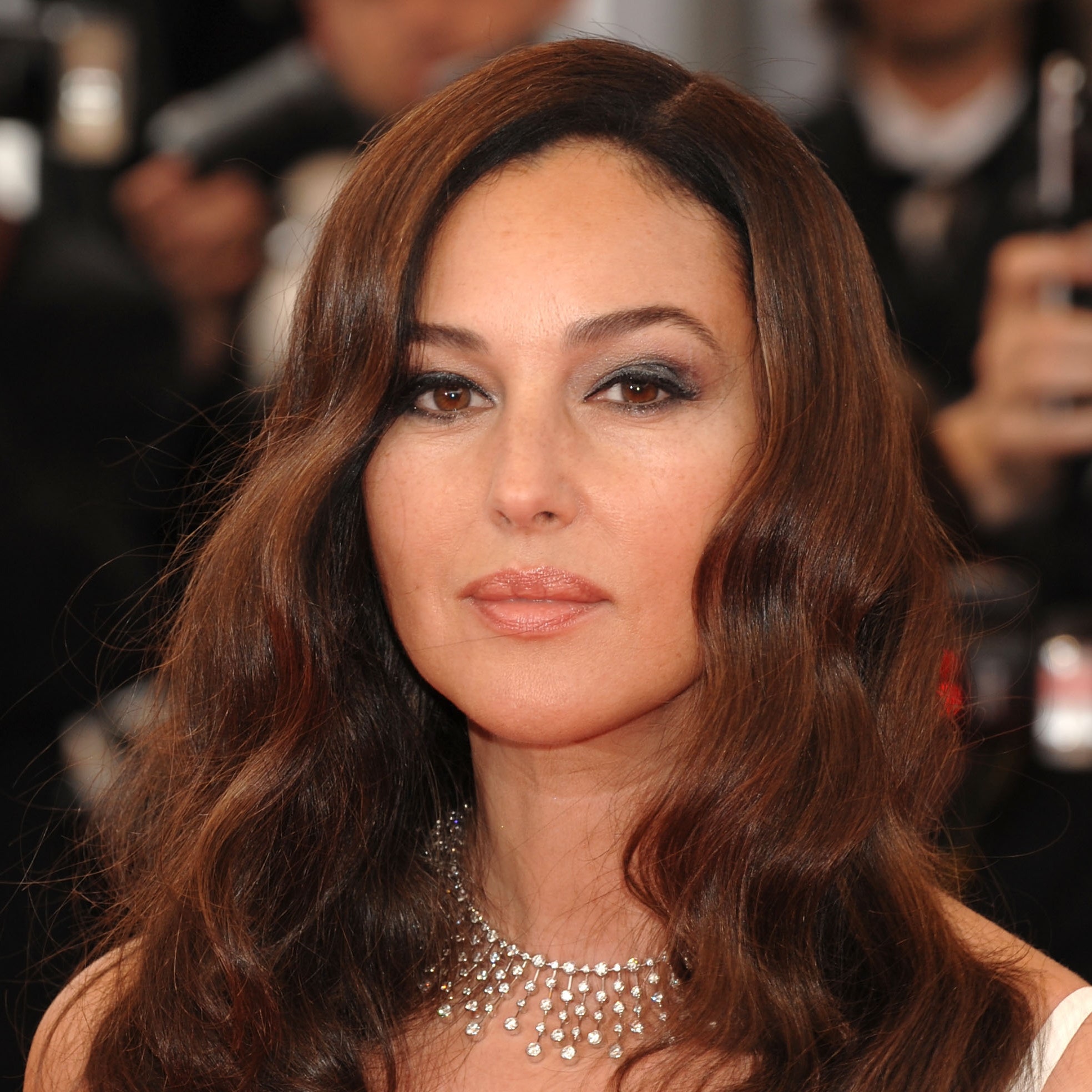 Questo è il segreto di Monica Bellucci per indossare un semplice abito nero e renderlo così speciale