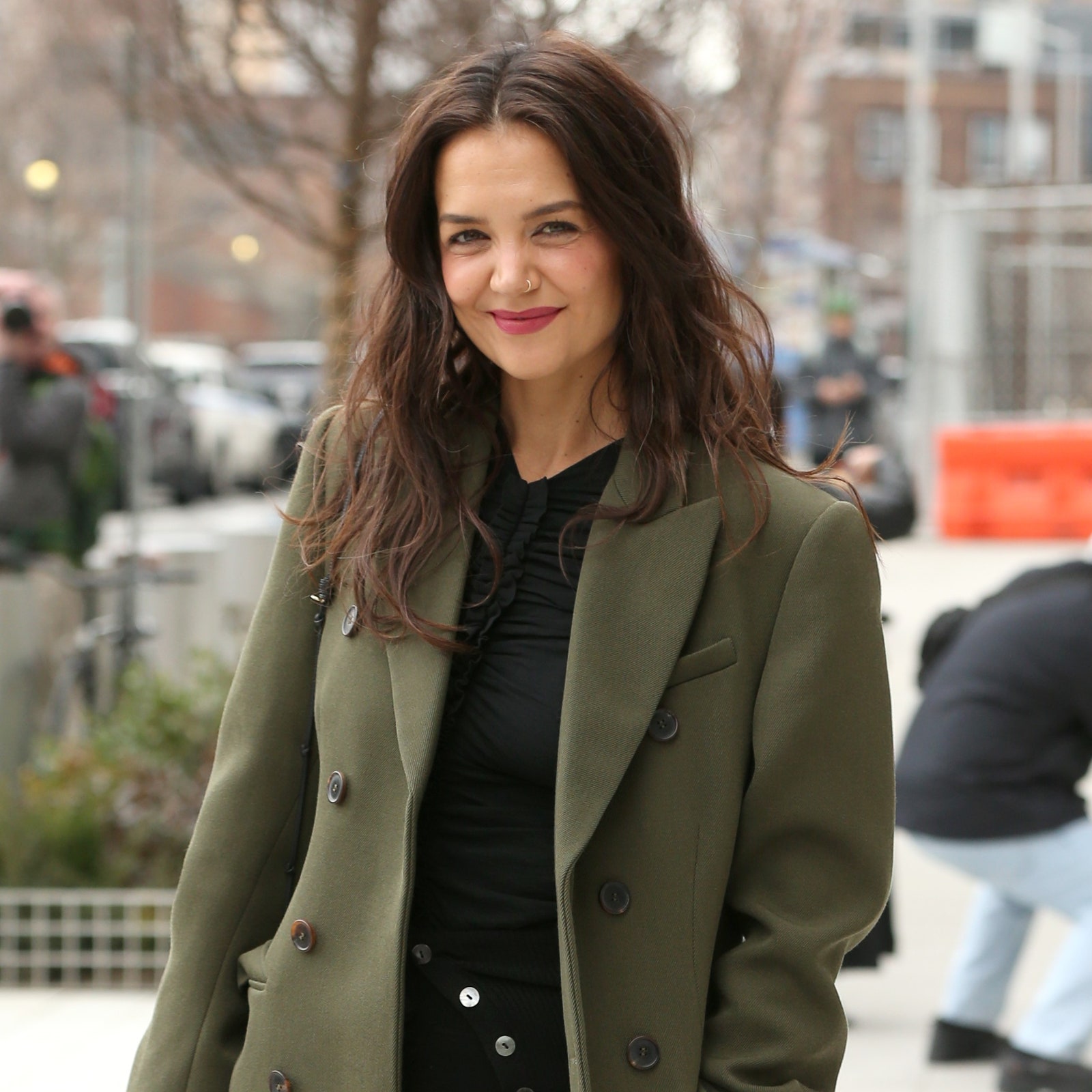 Katie Holmes dimostra che, a 40 anni, il piercing al naso può essere l'accessorio più elegante