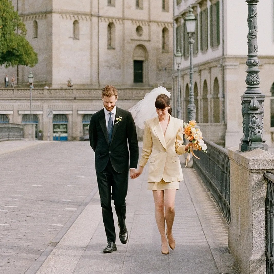 Bastano una giacca tuxedo e una gonna per avere l'abito da sposa perfetto - per il matrimonio civile e non solo