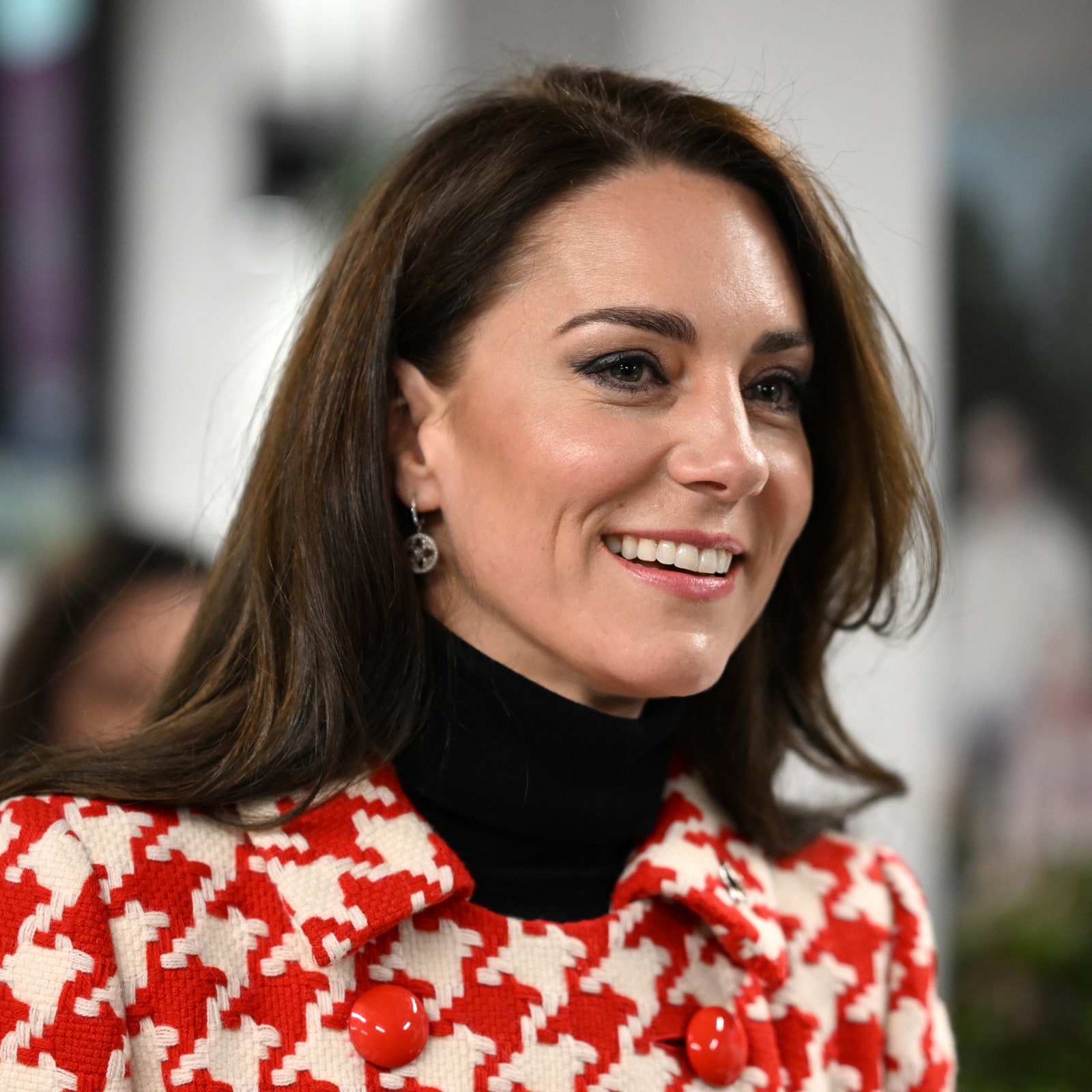 Perché Kate Middleton ha indossato un cappotto pied de poule bianco e rosso?