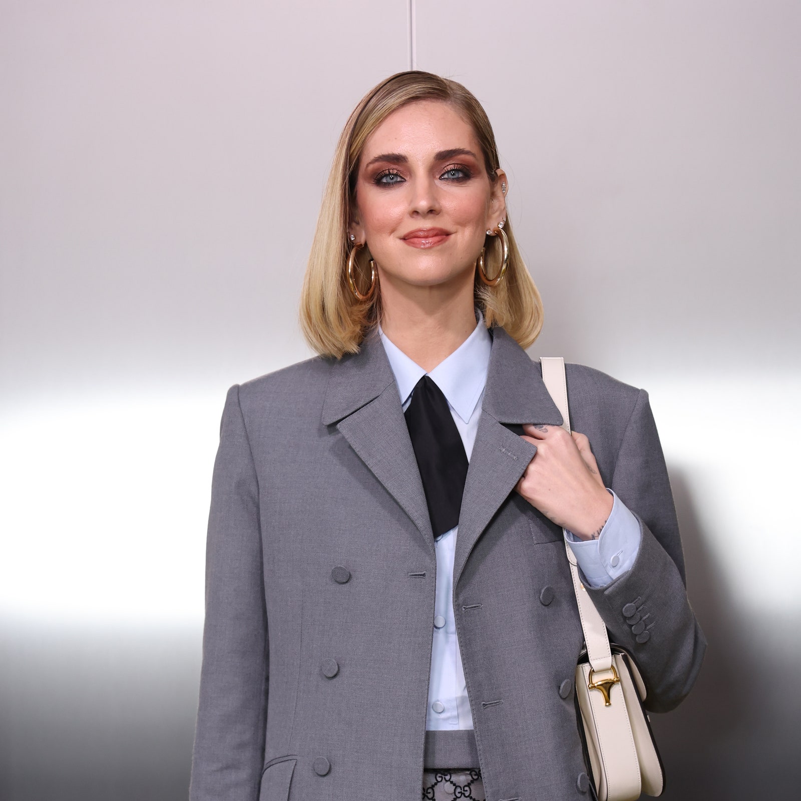 Chiara Ferragni stupisce in Gucci con culottes e pantaloni tagliati effetto reggicalze