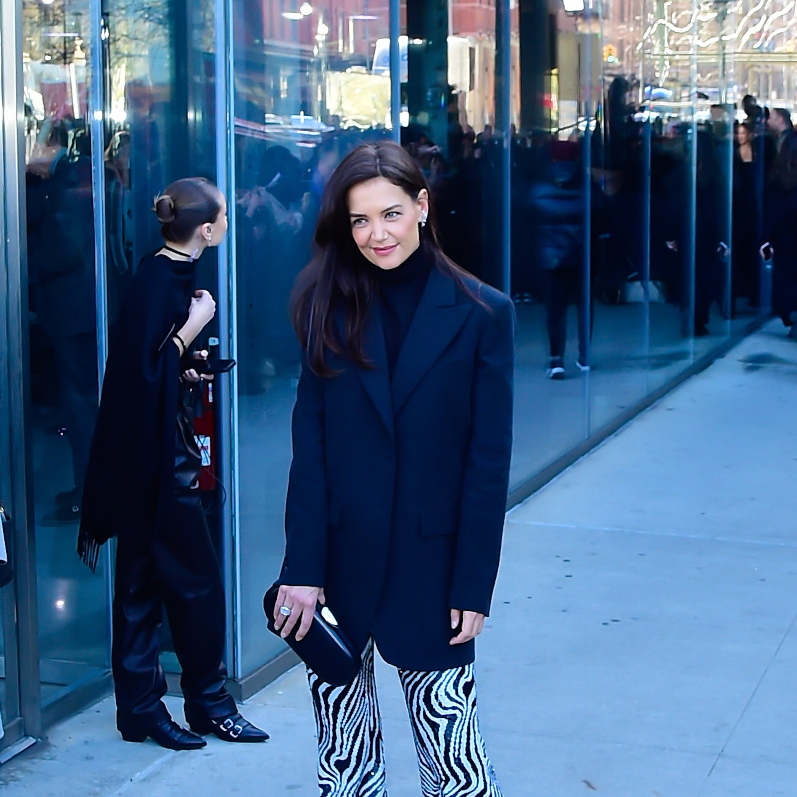 Katie Holmes con i pantaloni zebrati dimostra che l'animalier è sempre chic