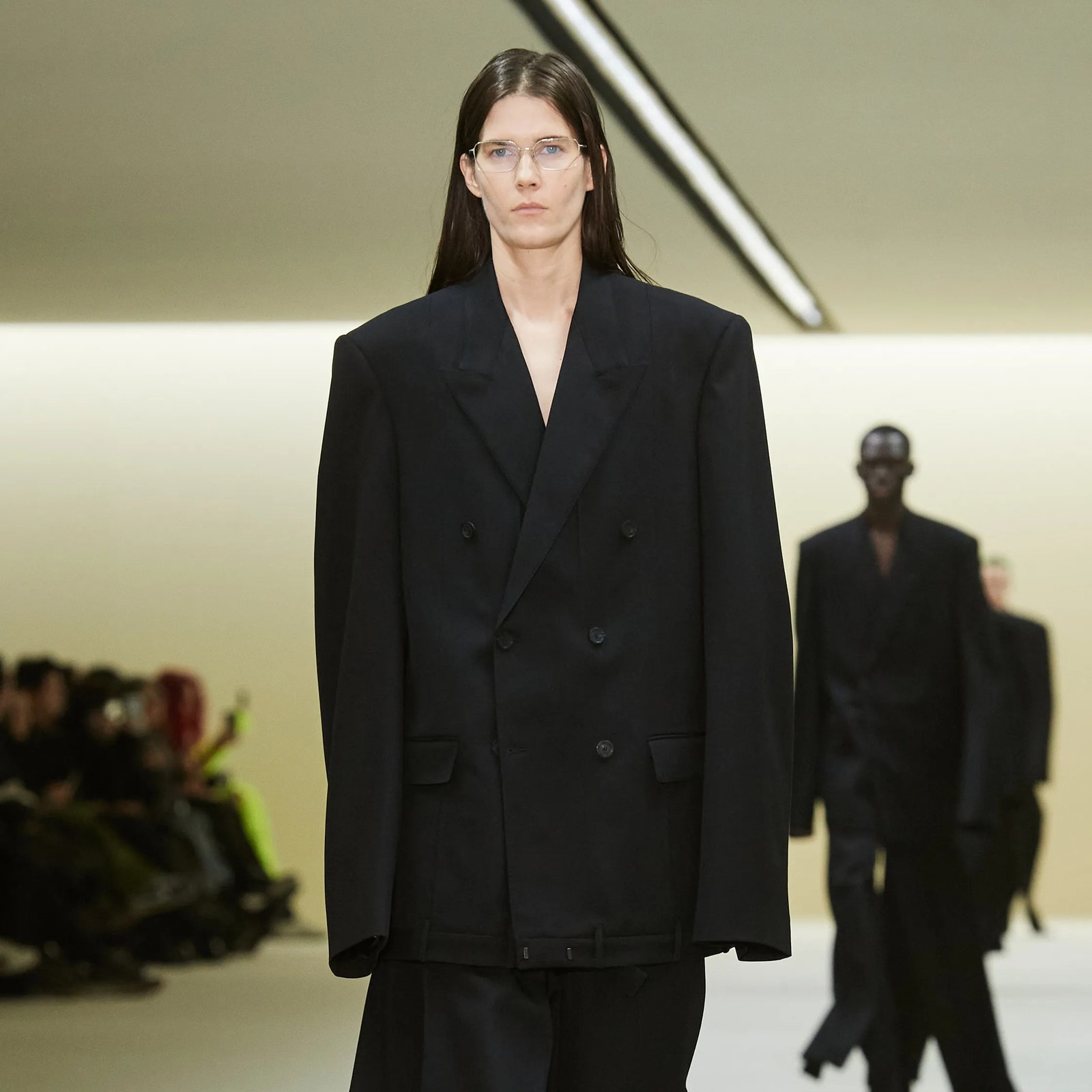 Lo stile classico e rivisitato alla sfilata Balenciaga AI 2023: dalla giacca sartoriale alle non-scarpe