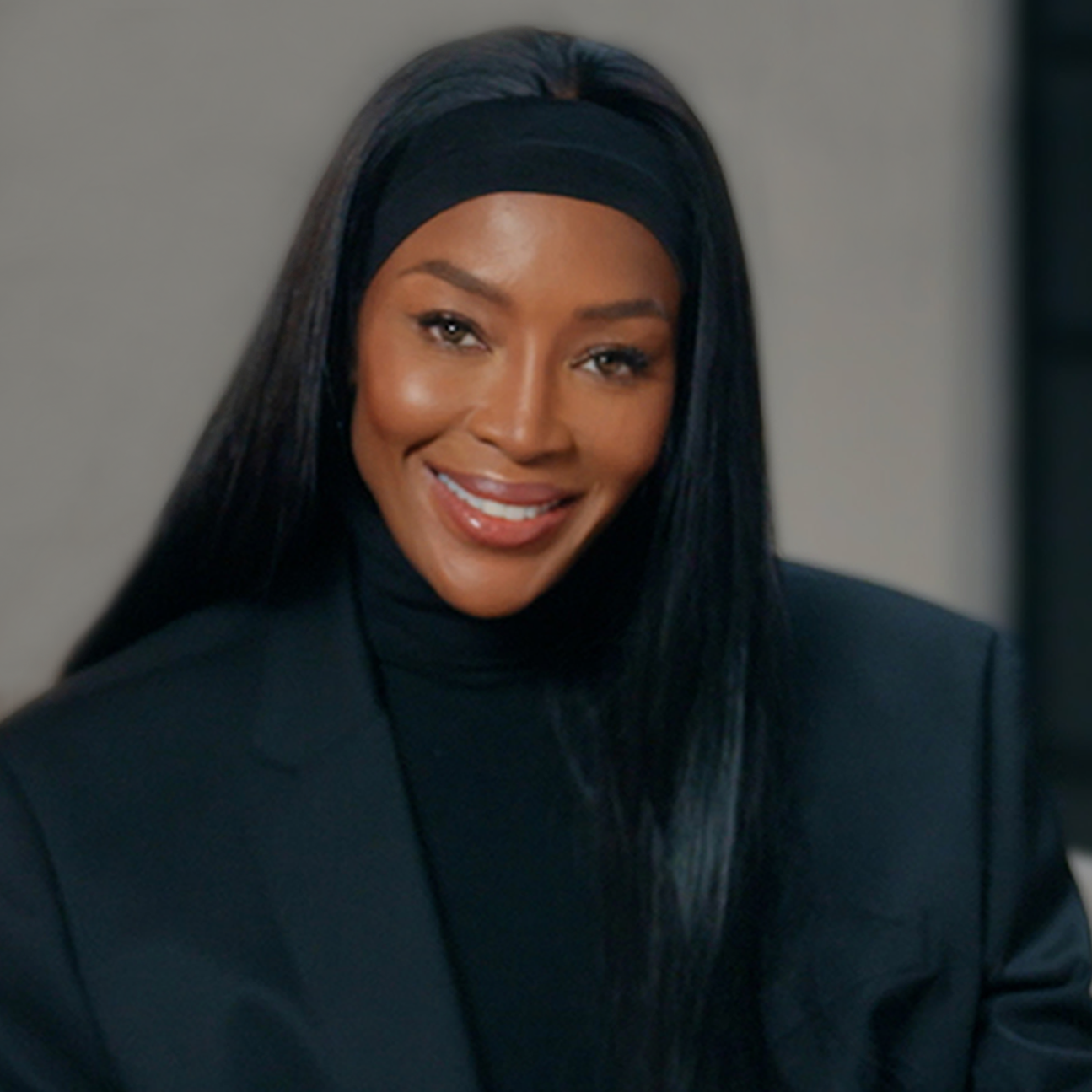 Naomi Campbell ci svela cosa c'è nella sua borsa Peekaboo Fendi: un iPod, il suo profumo preferito e tanto altro