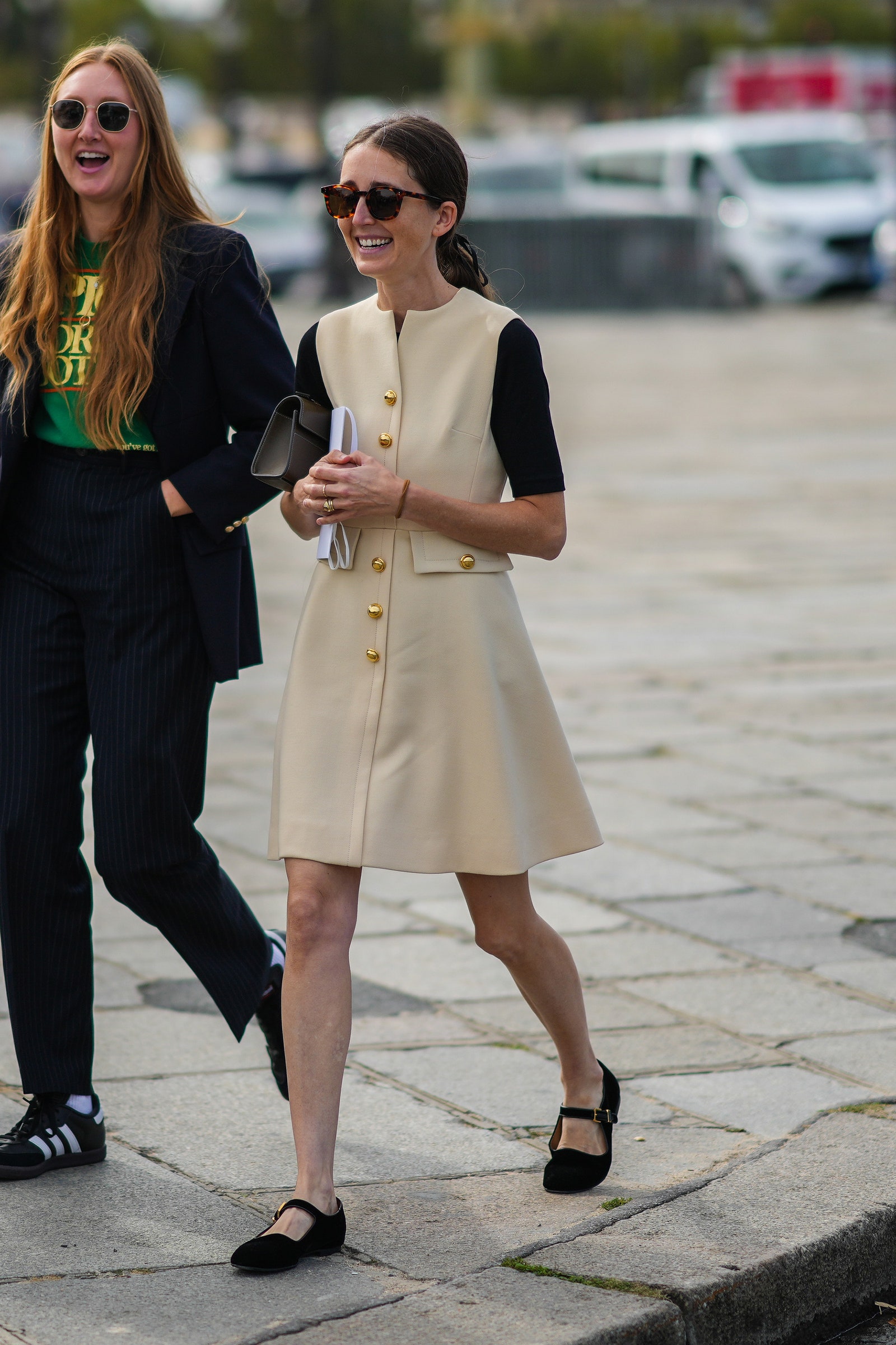 Mujer del street style lleva zapatos planos tipo bailarina de terciopelo en tendencia de primaveraverano 2023.