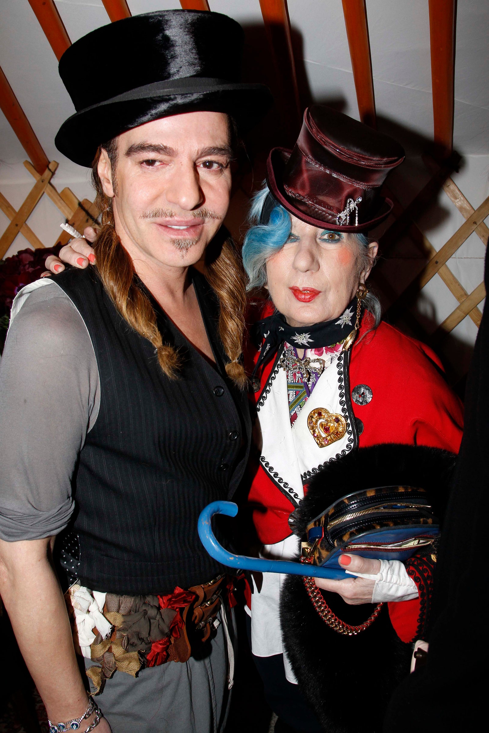 Anna Piaggi con John Galliano durante la sfilata di Galliano autunno inverno 2011