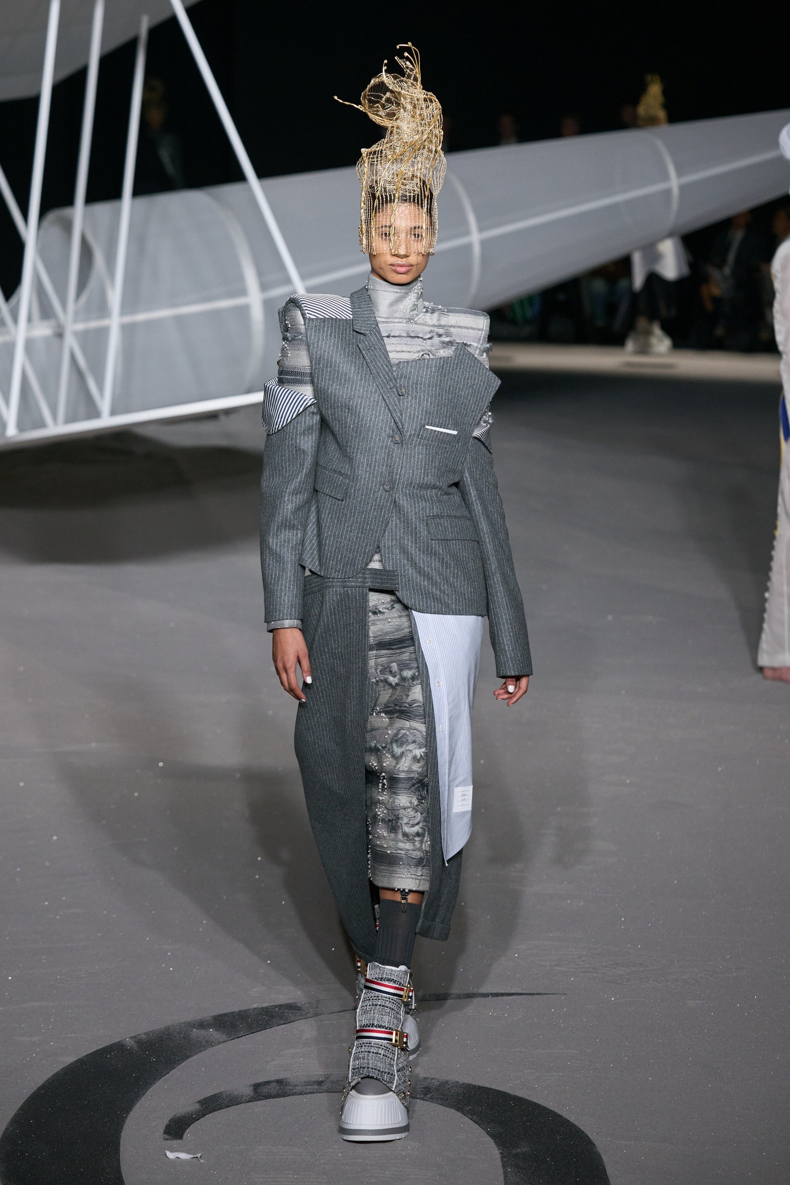 Malika El Maslouhi durante la sfilata di Thom Browne autunno inverno 2023 2024