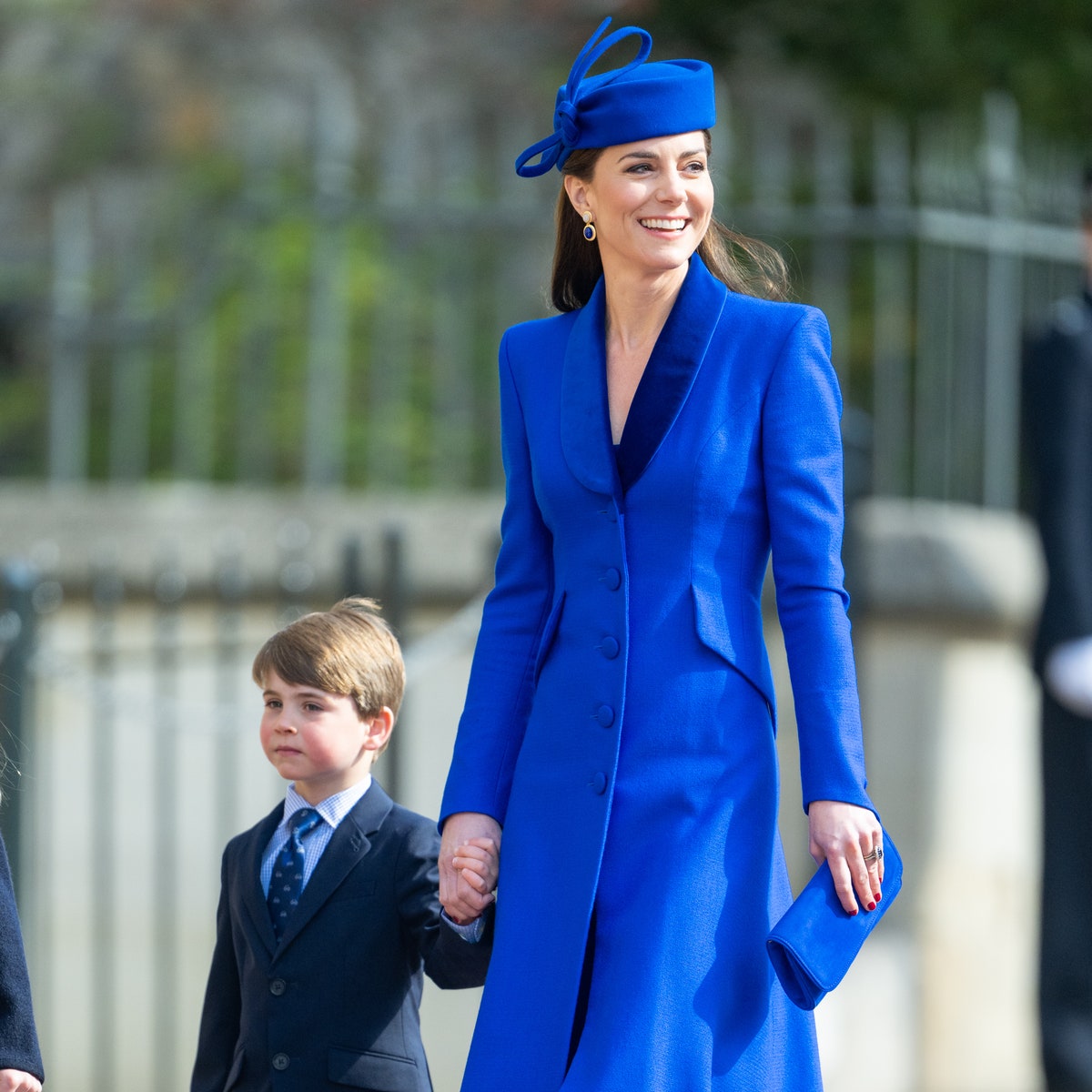 Kate Middleton in blu elettrico (come la Regina) ma con un dettaglio ribelle che infrange il protocollo