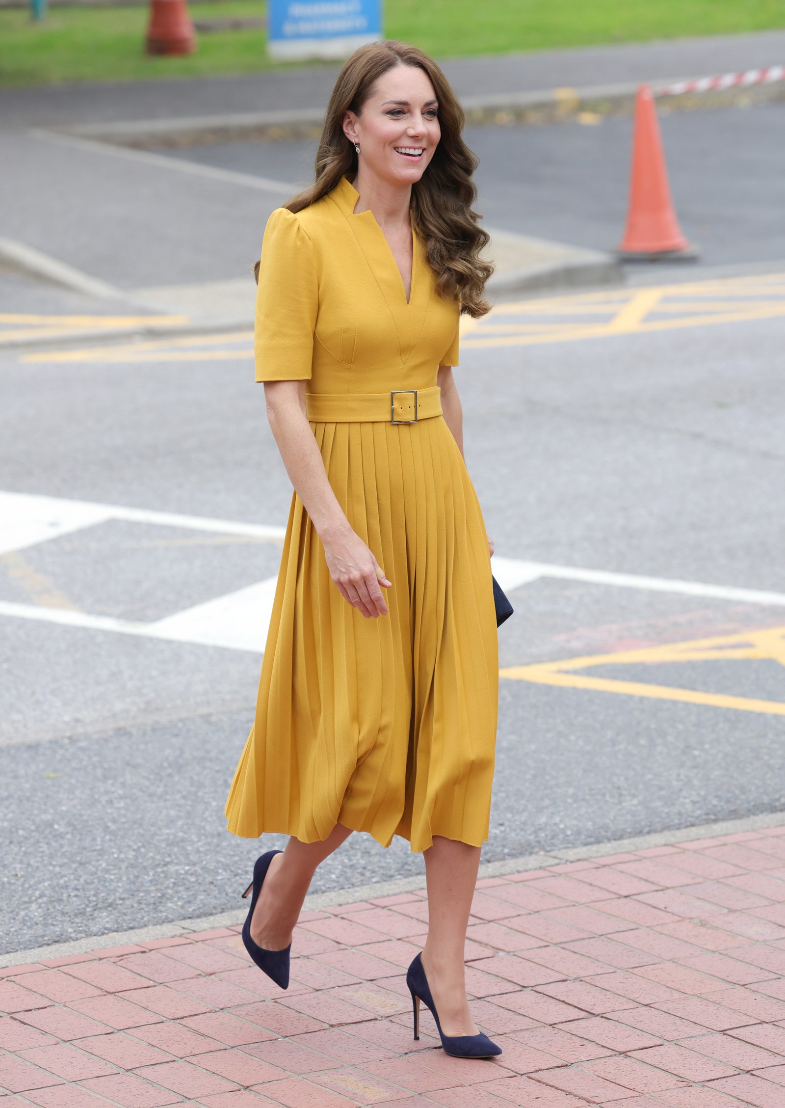 Ancora in Karen Millen durante la visita al Royal Surrey County Hospital autunno 2022.