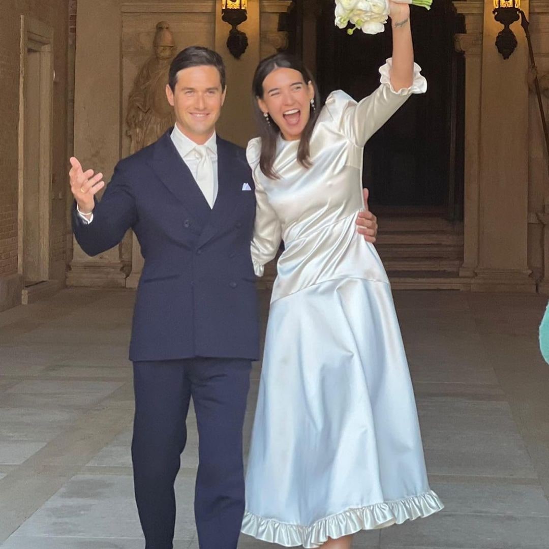 Il matrimonio di Viola Arrivabene a Venezia. La sposa ha scelto un abito midi dall'eleganza essenziale