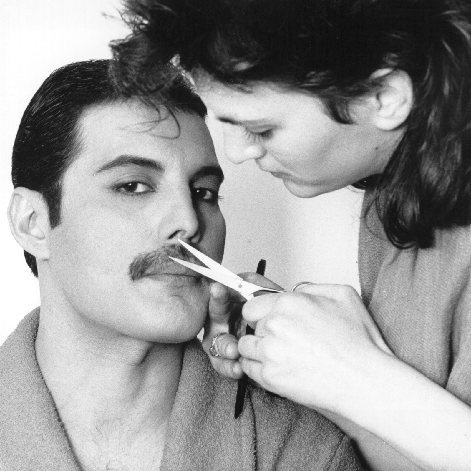 Freddie Mercury: all'asta il suo pettine per i baffi di Tiffany (e tanti altri suoi oggetti incredibili)